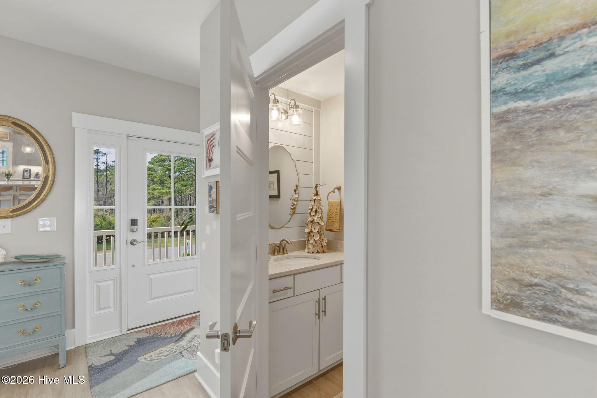 100562049 | Photo 11