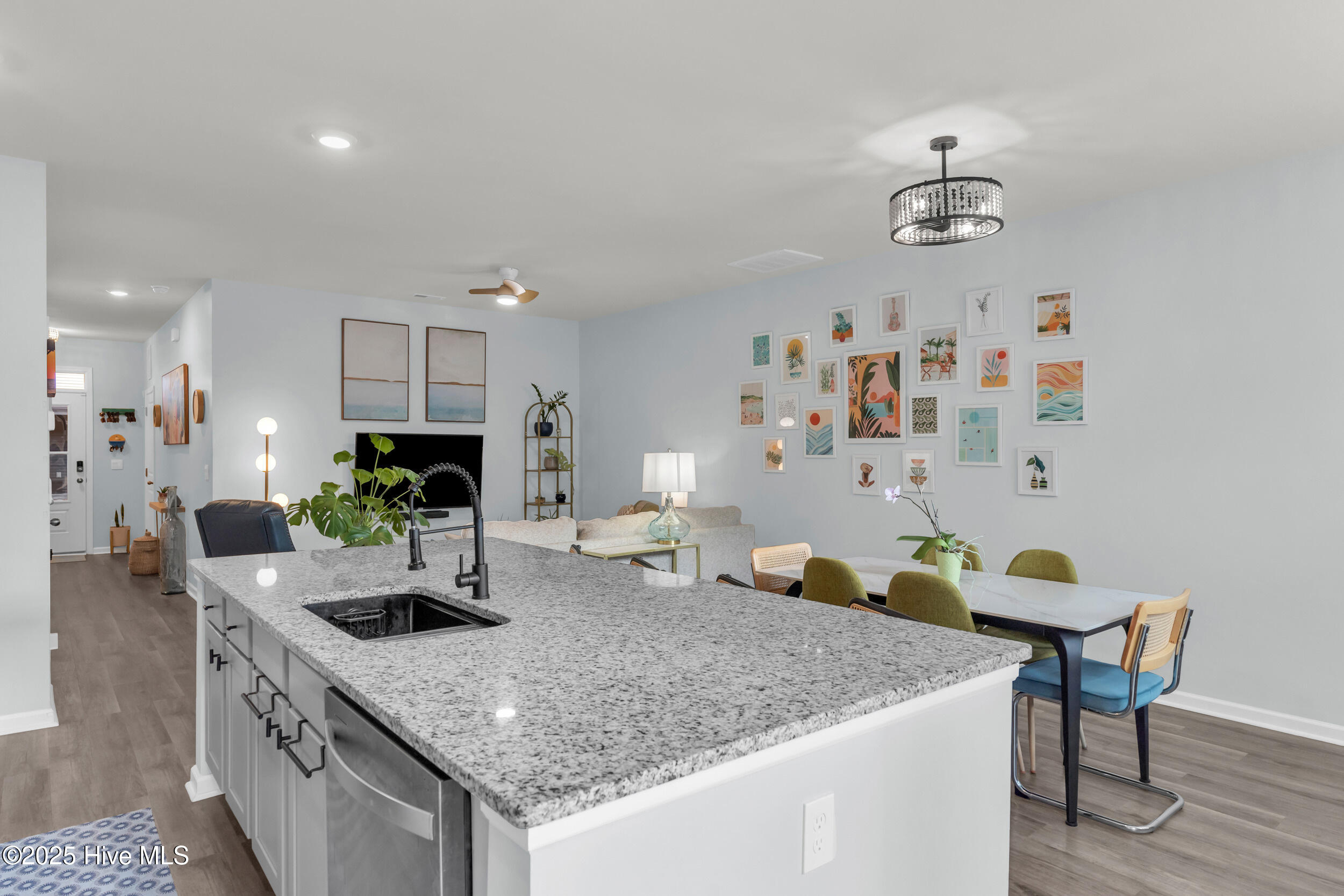 100544145 | Photo 12