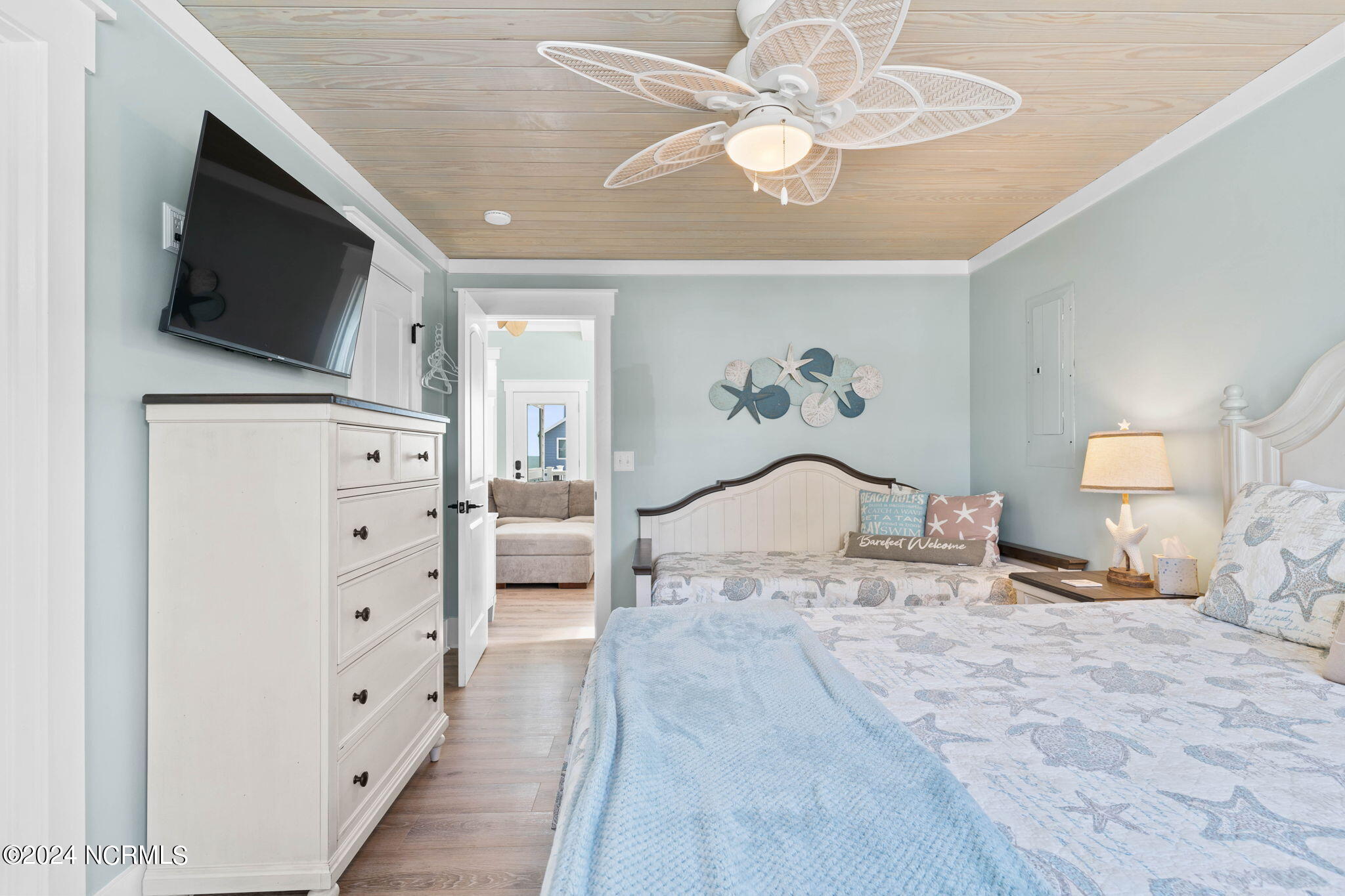 100464984 | Photo 36