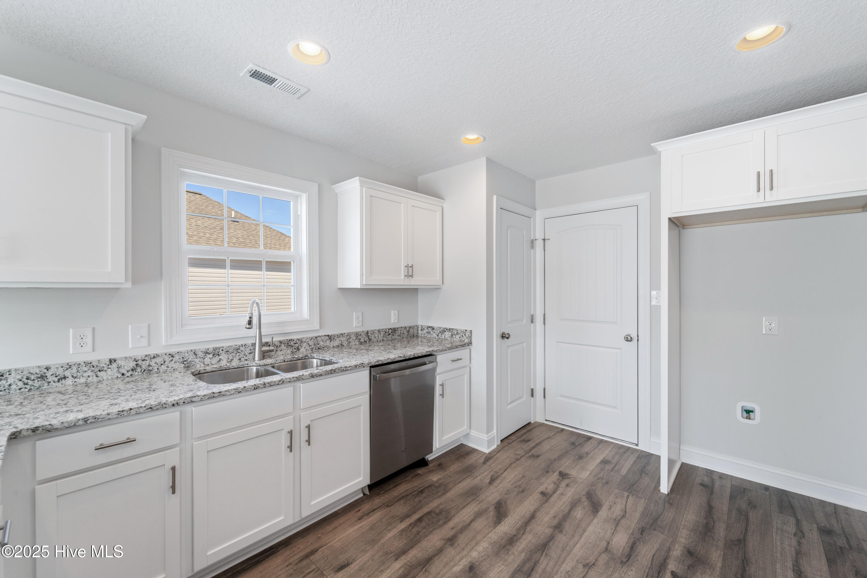 100493464 | Photo 12