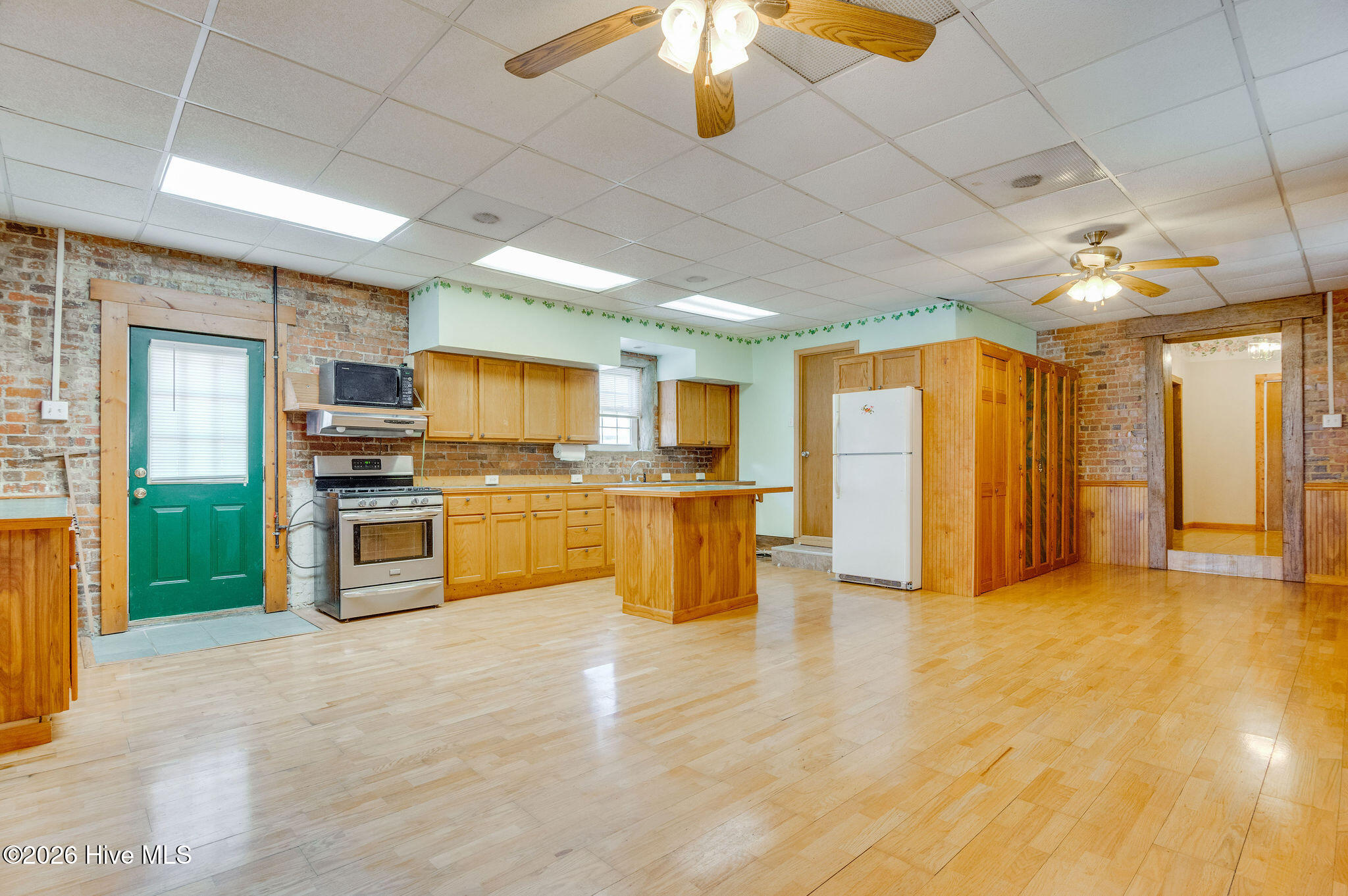 100561889 | Photo 43