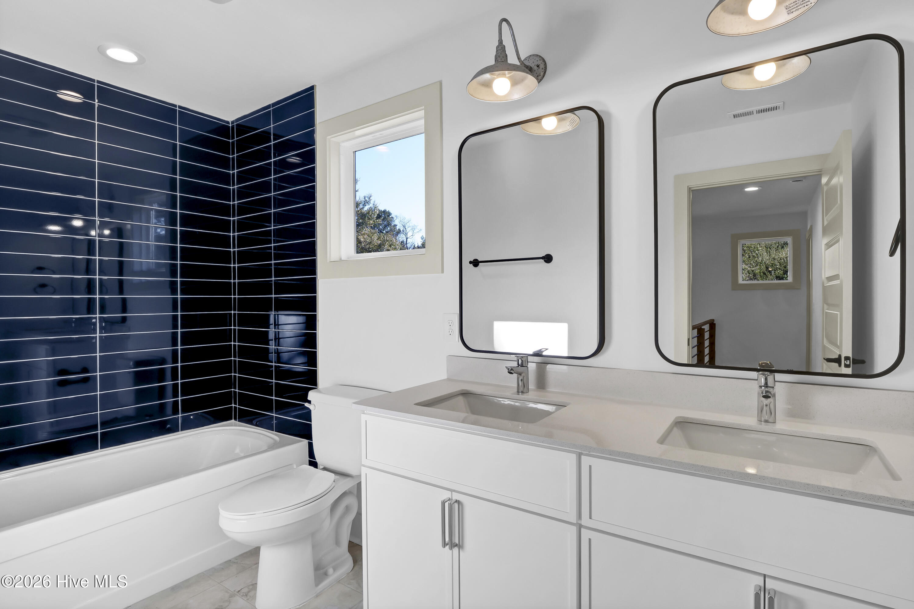 100567308 | Photo 24