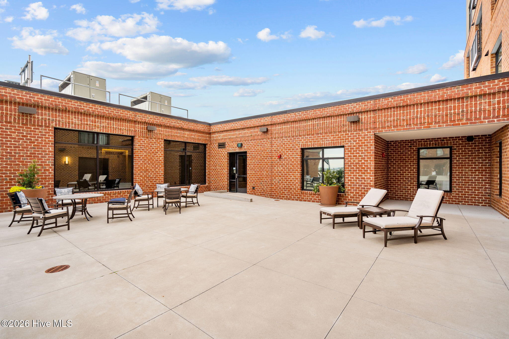 100565283 | Photo 49