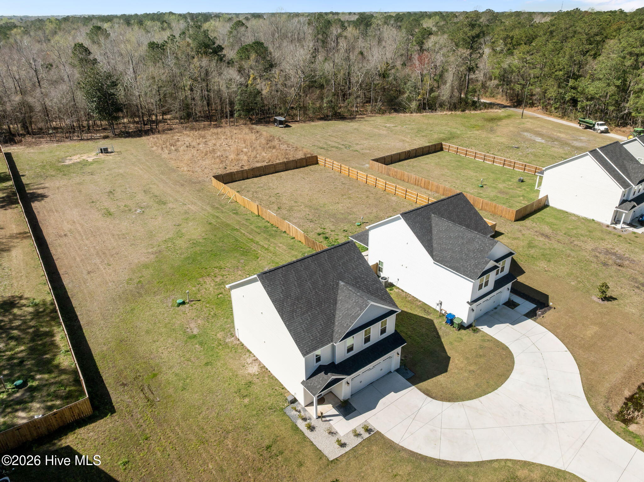 100560857 | Photo 40