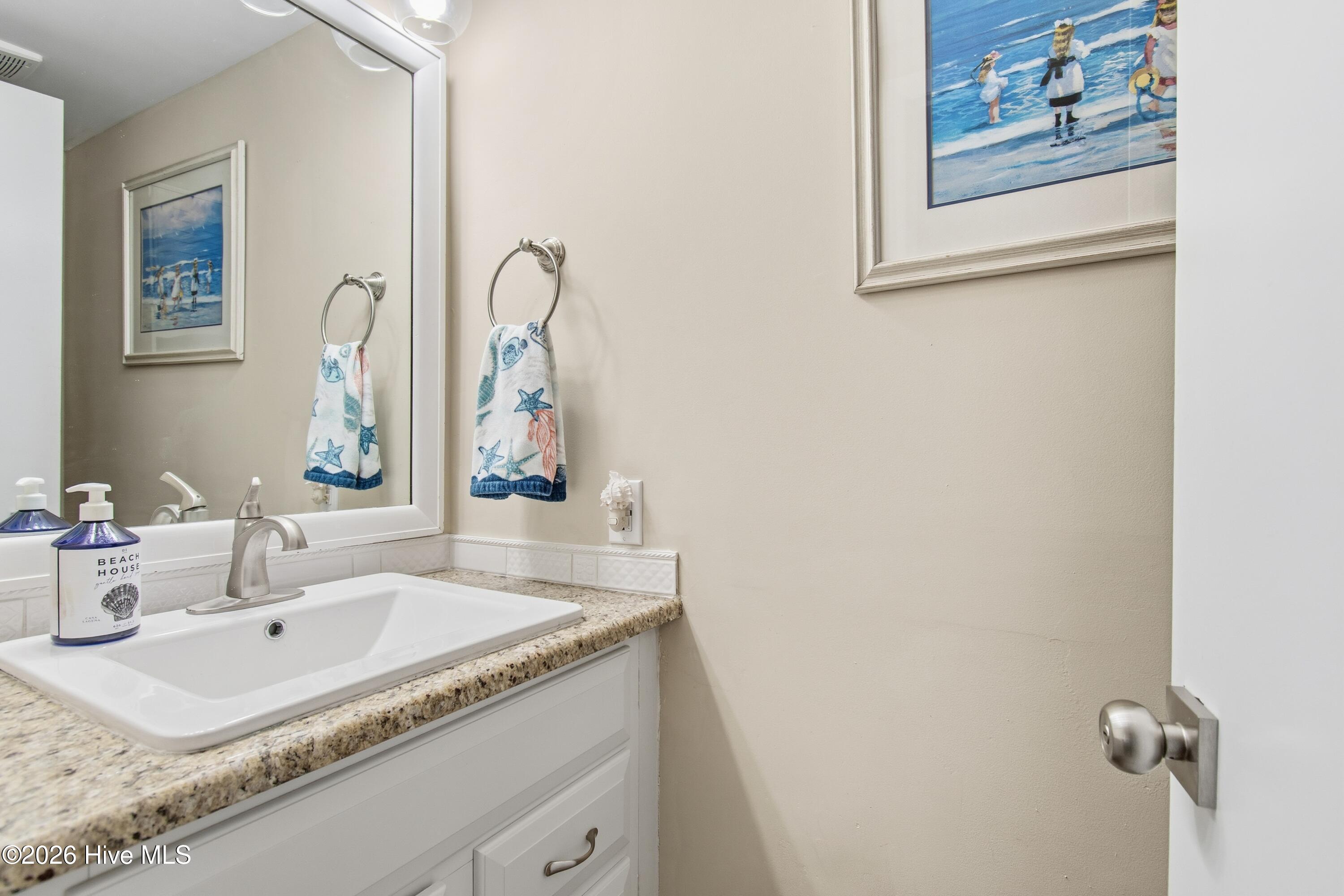 100549205 | Photo 23