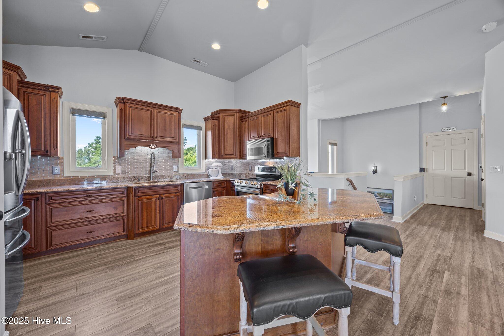 100517402 | Photo 37