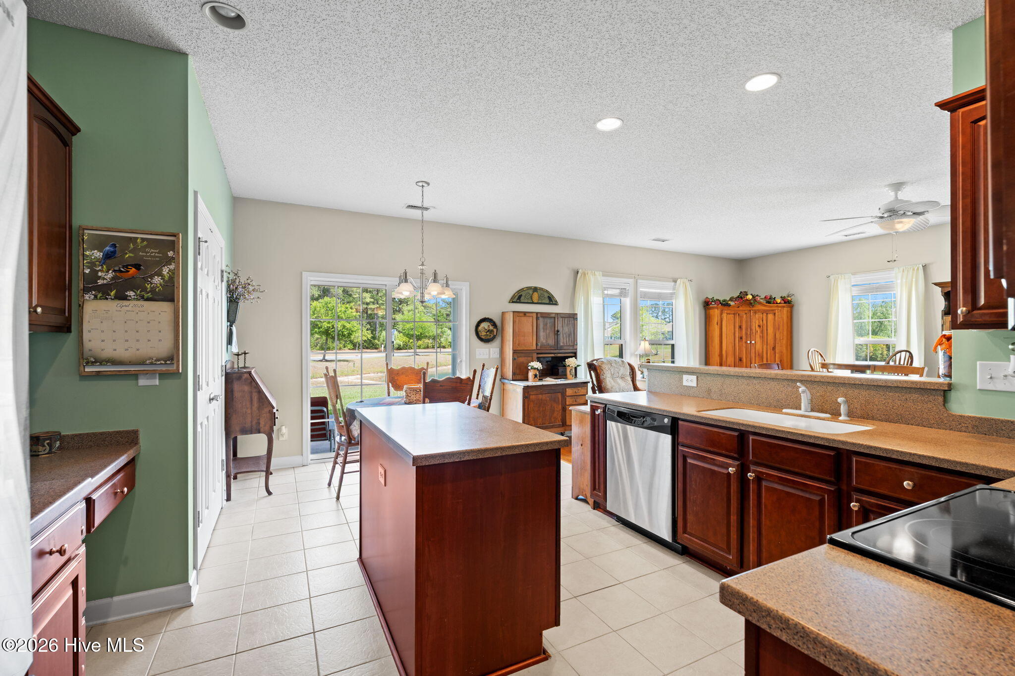 100570375 | Photo 13