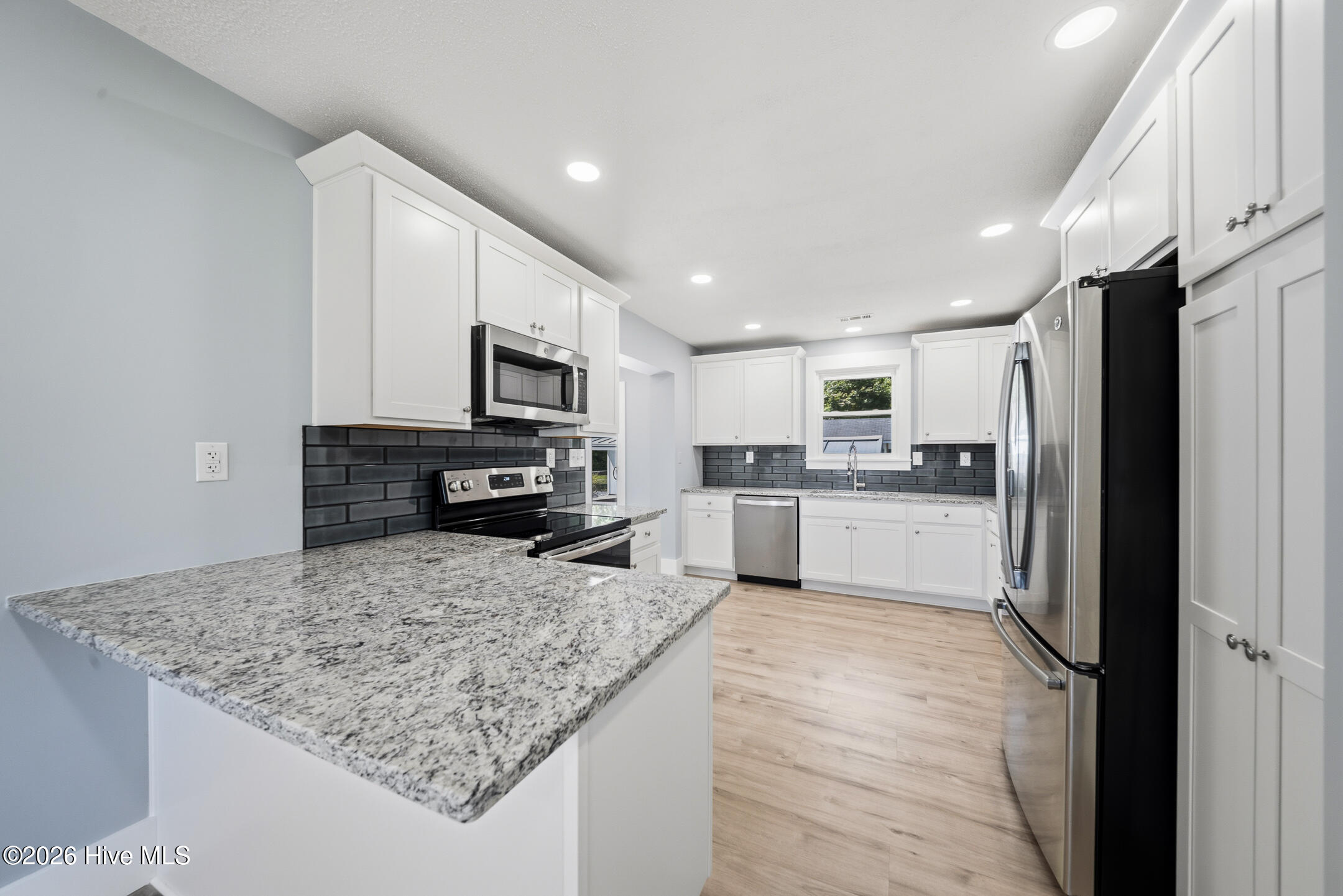 100570664 | Photo 12