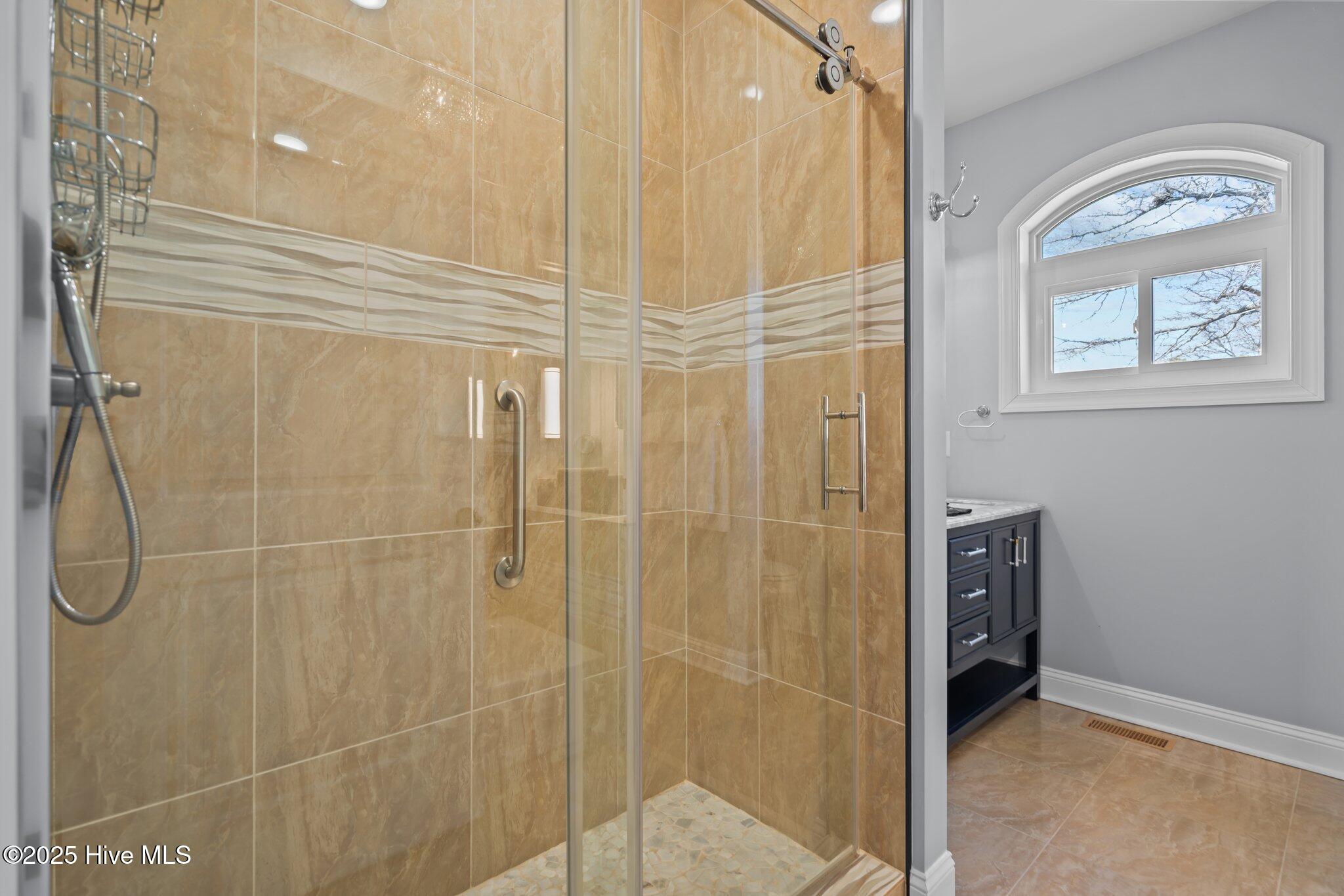 100532890 | Photo 39