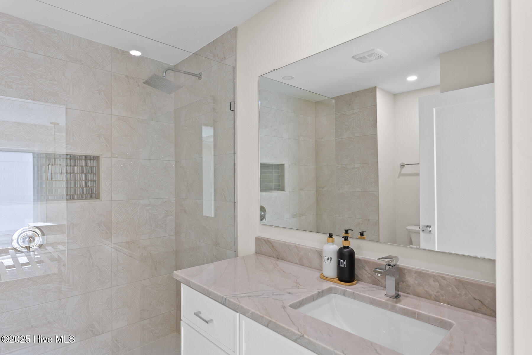 100523207 | Photo 22