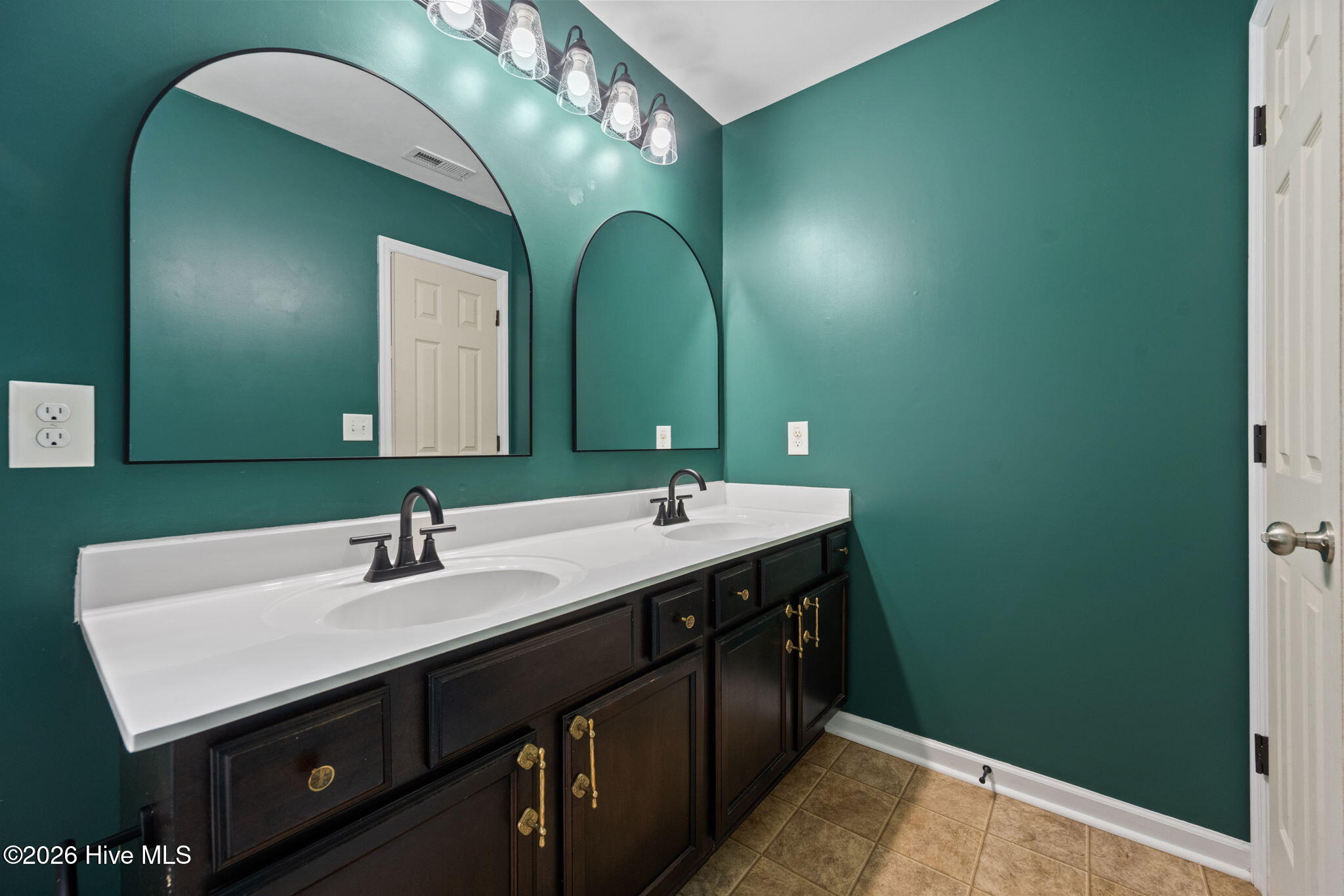 100565061 | Photo 27