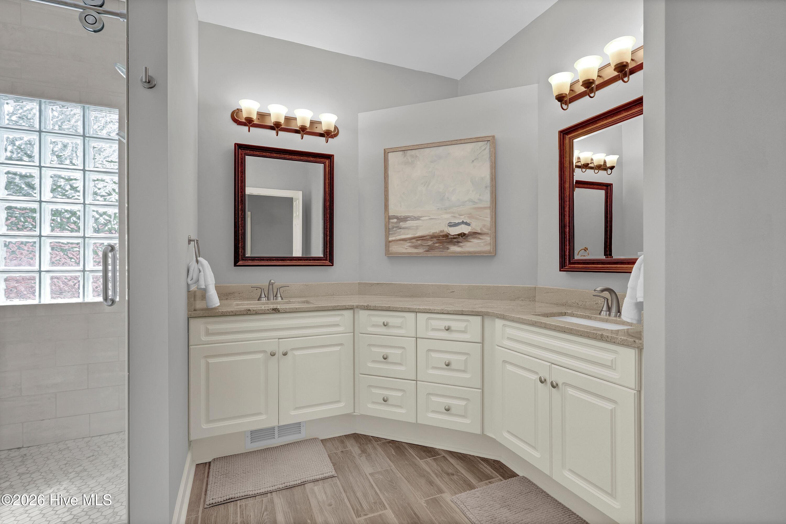 100566013 | Photo 22