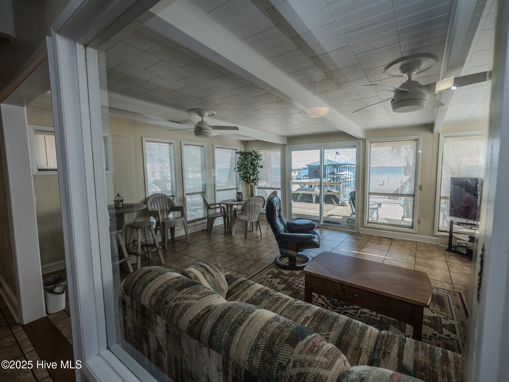 100560195 | Photo 22