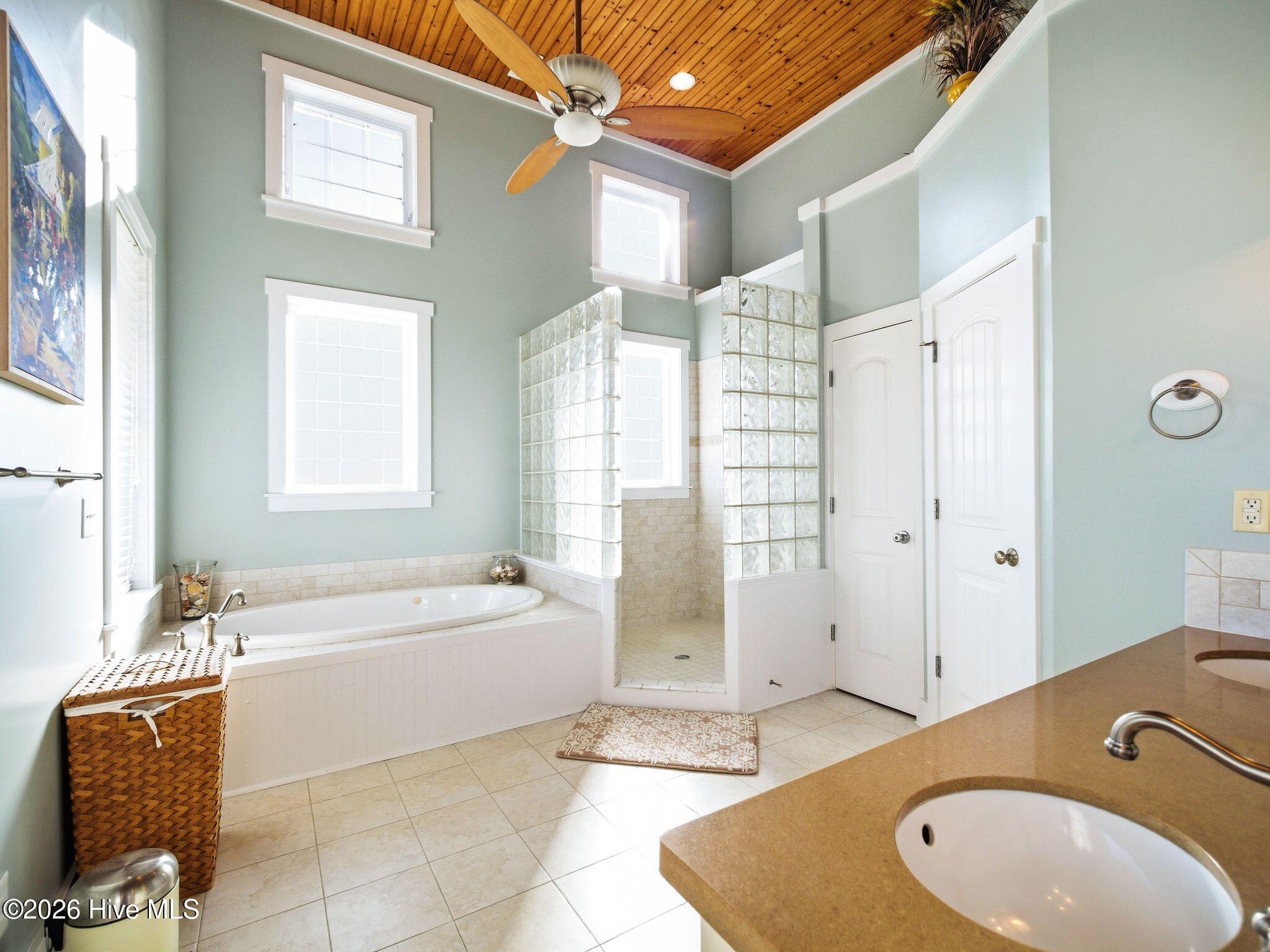 100569349 | Photo 69