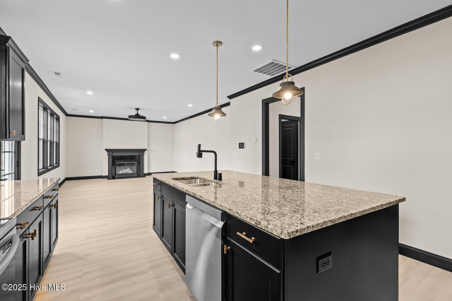 100536323 | Photo 18