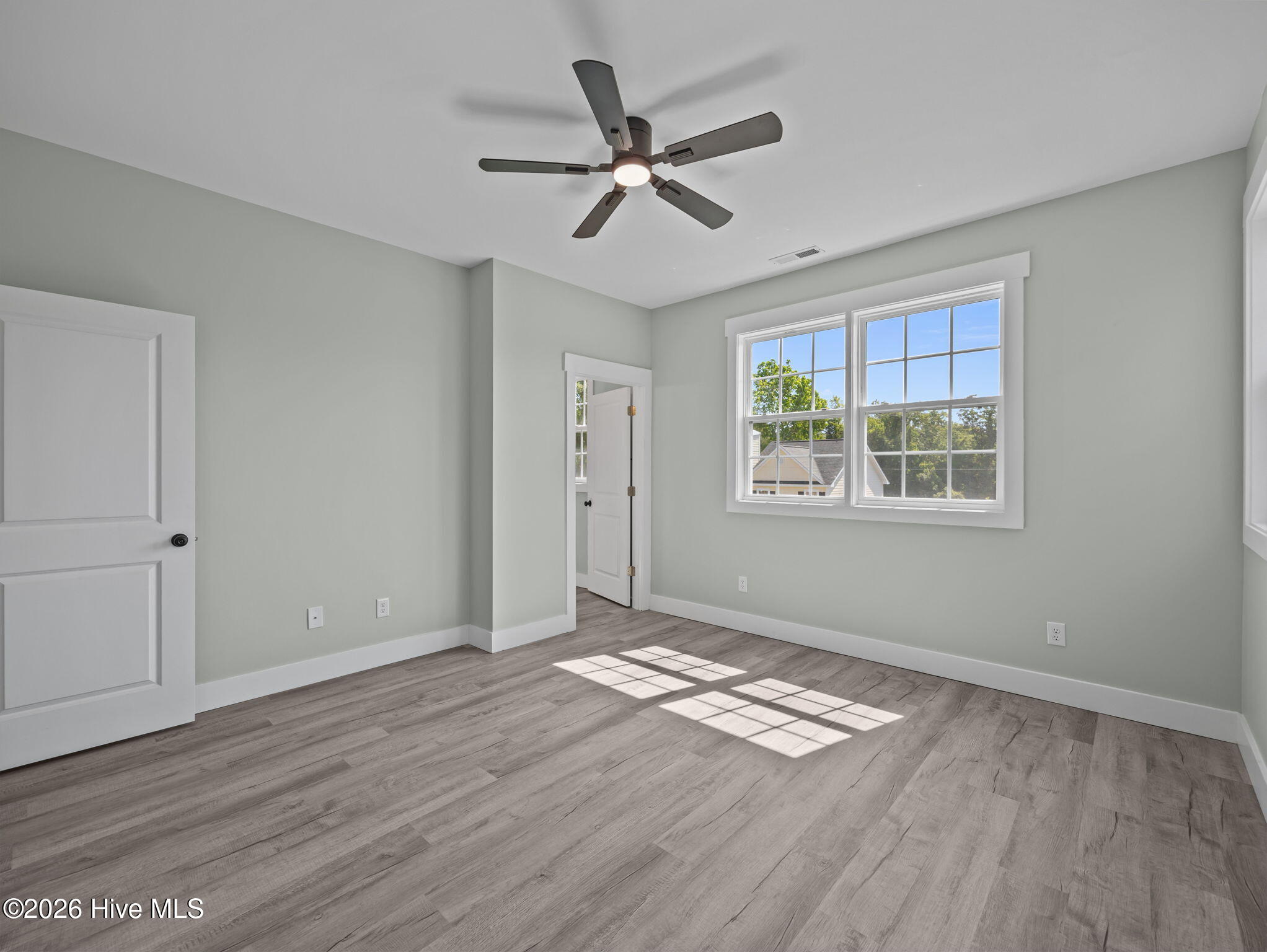 100566341 | Photo 52