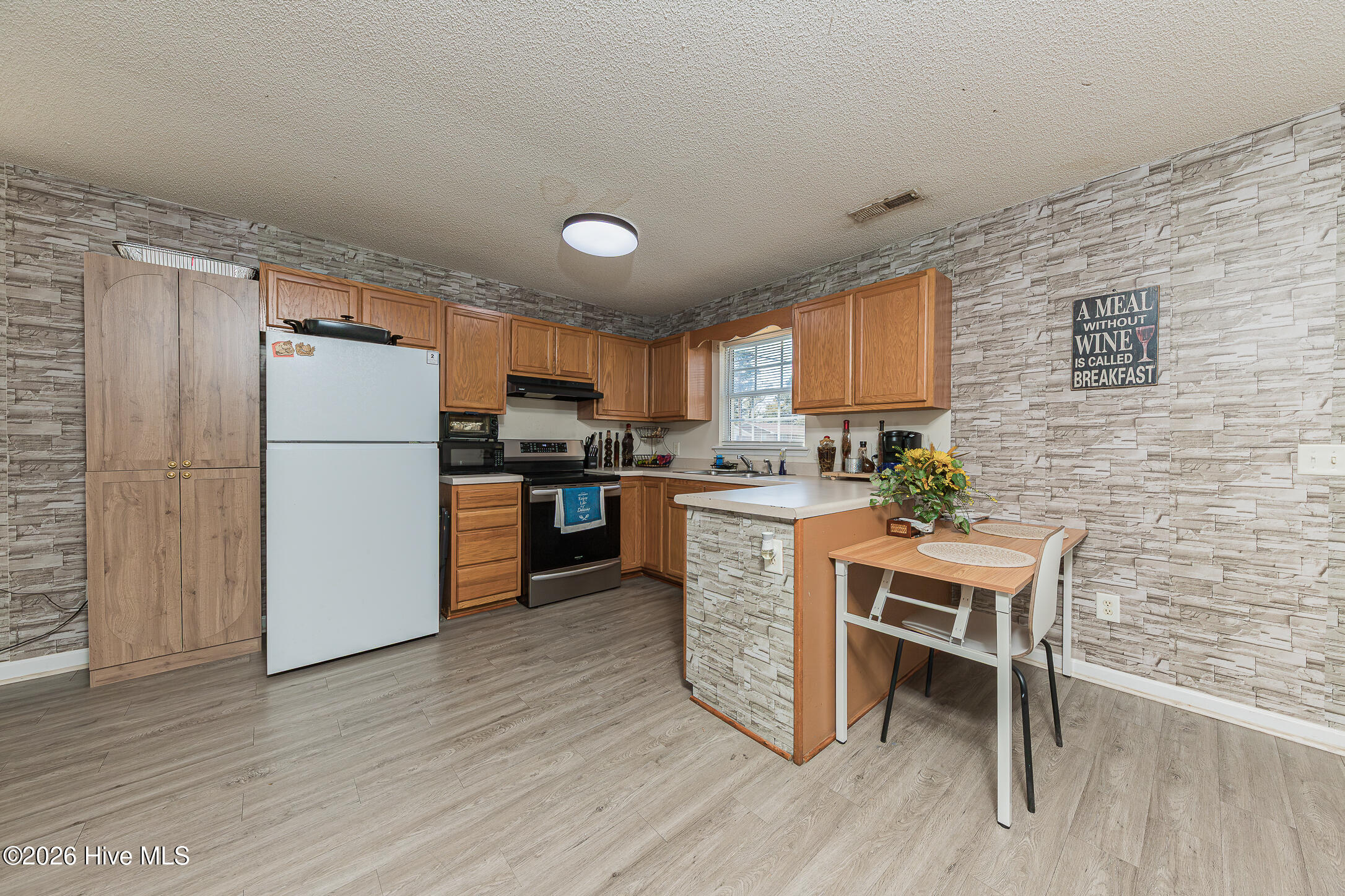 100562596 | Photo 11