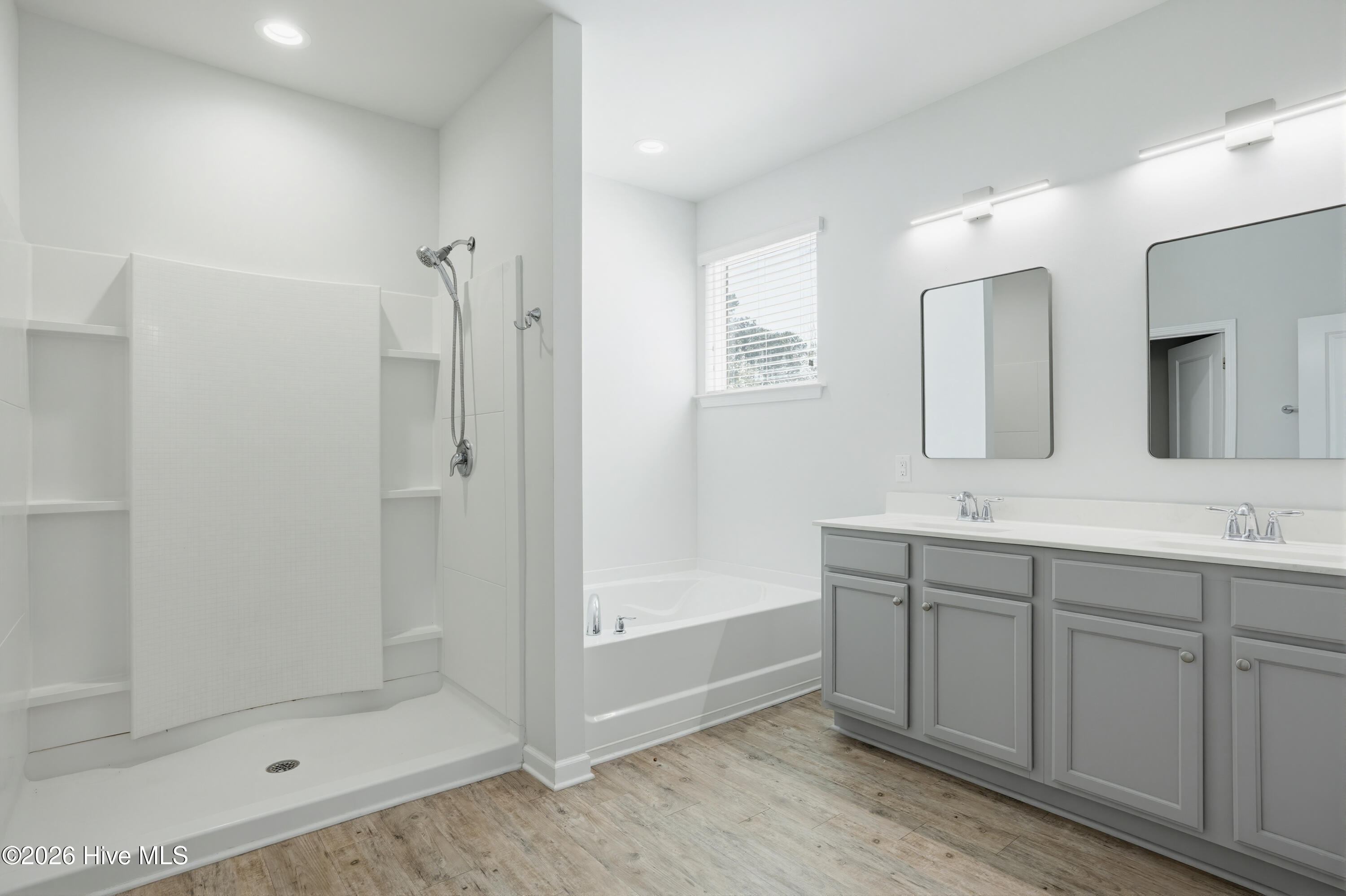 100565113 | Photo 28