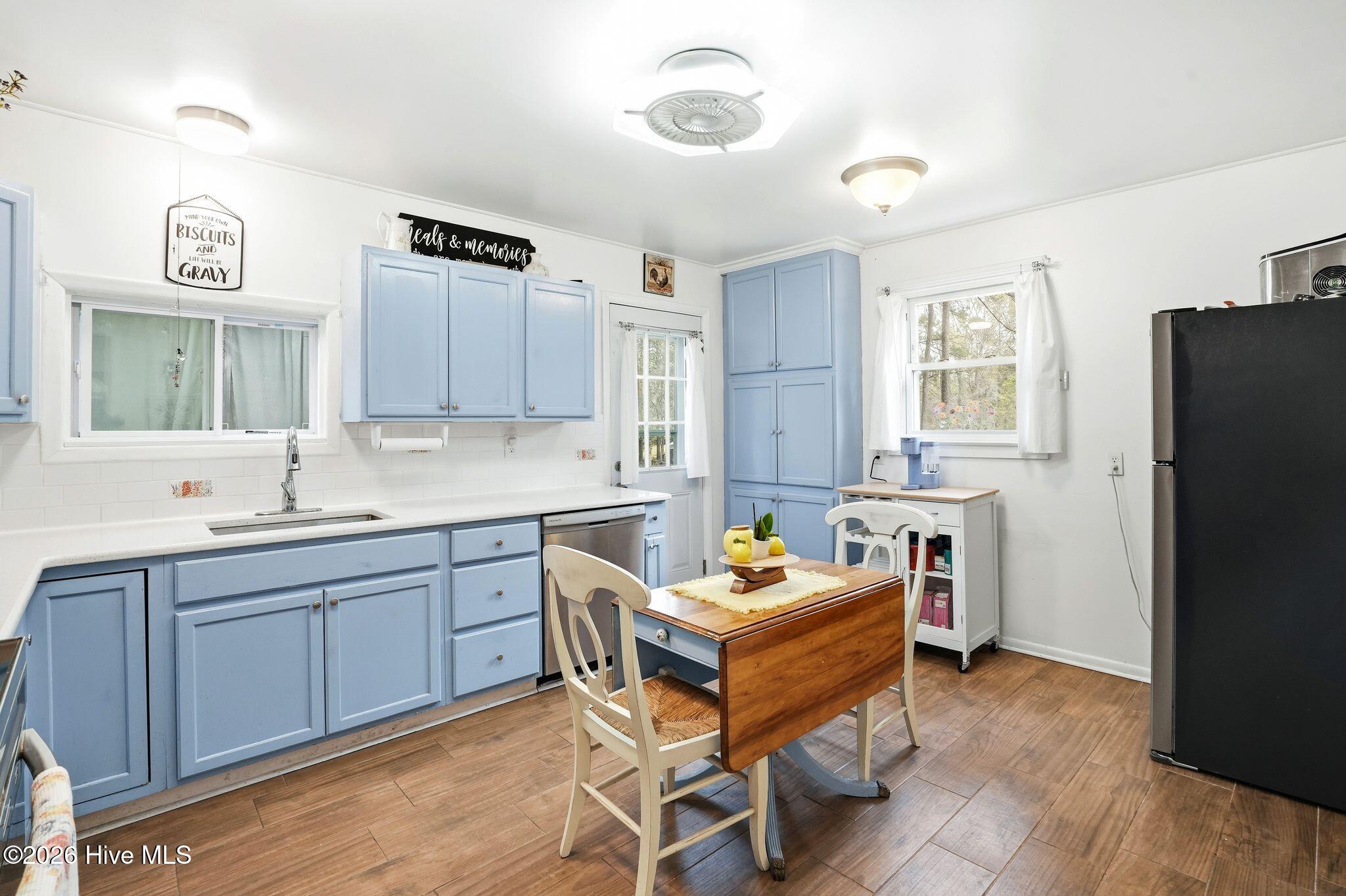 100565168 | Photo 21