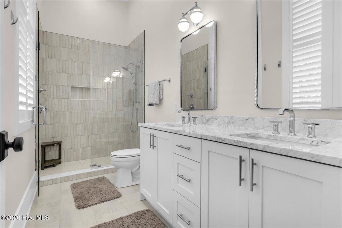 100563677 | Photo 33