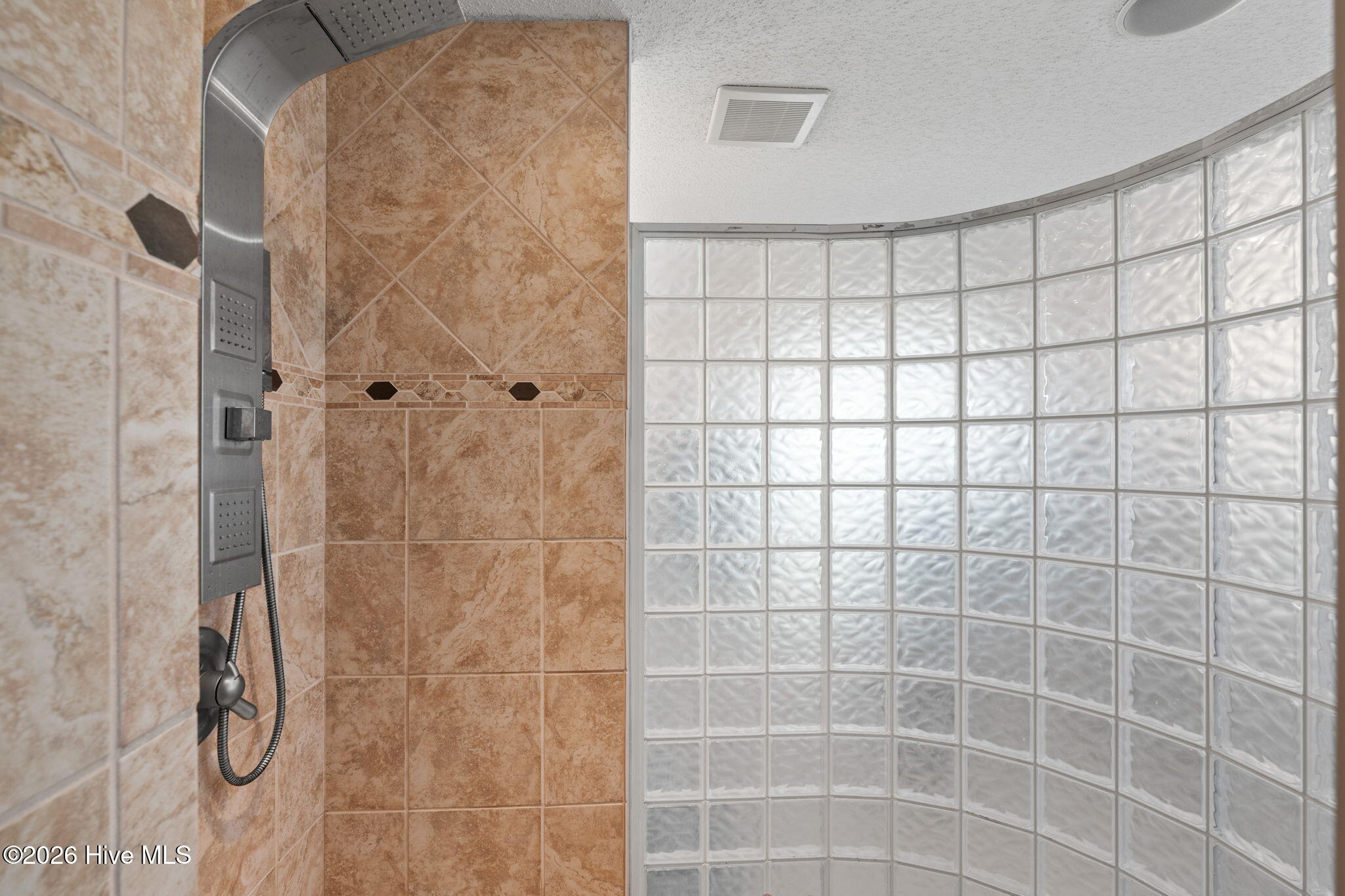 100561673 | Photo 13