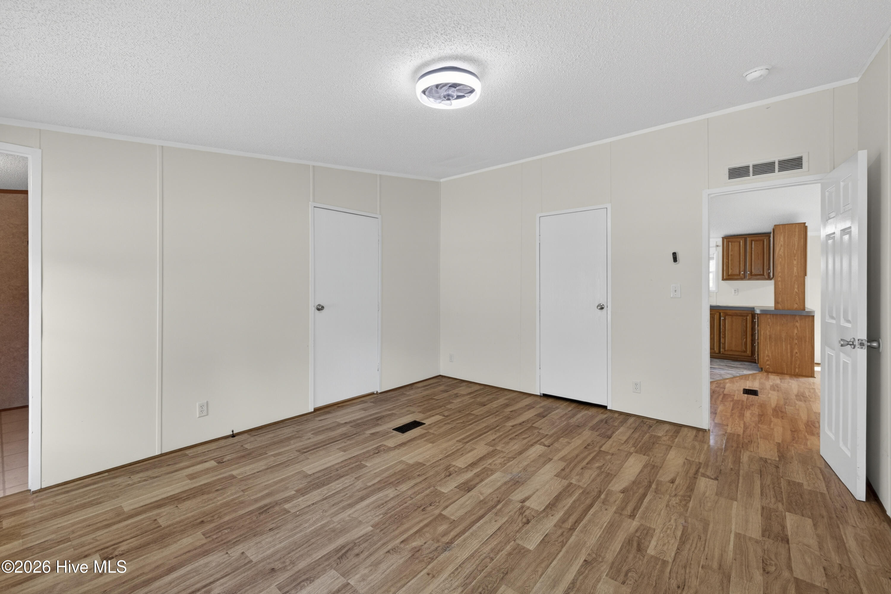 100566383 | Photo 16