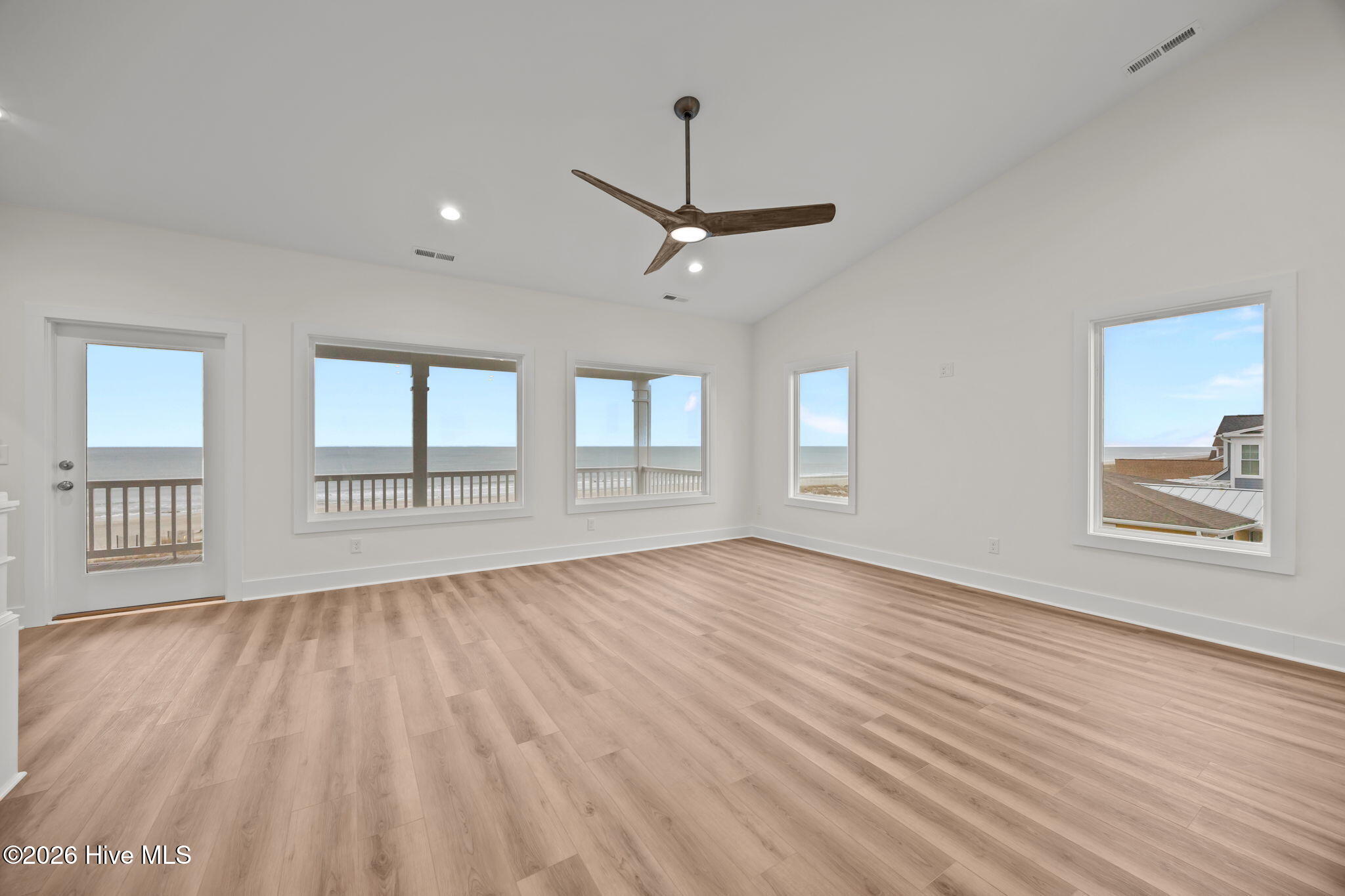 100552819 | Photo 11