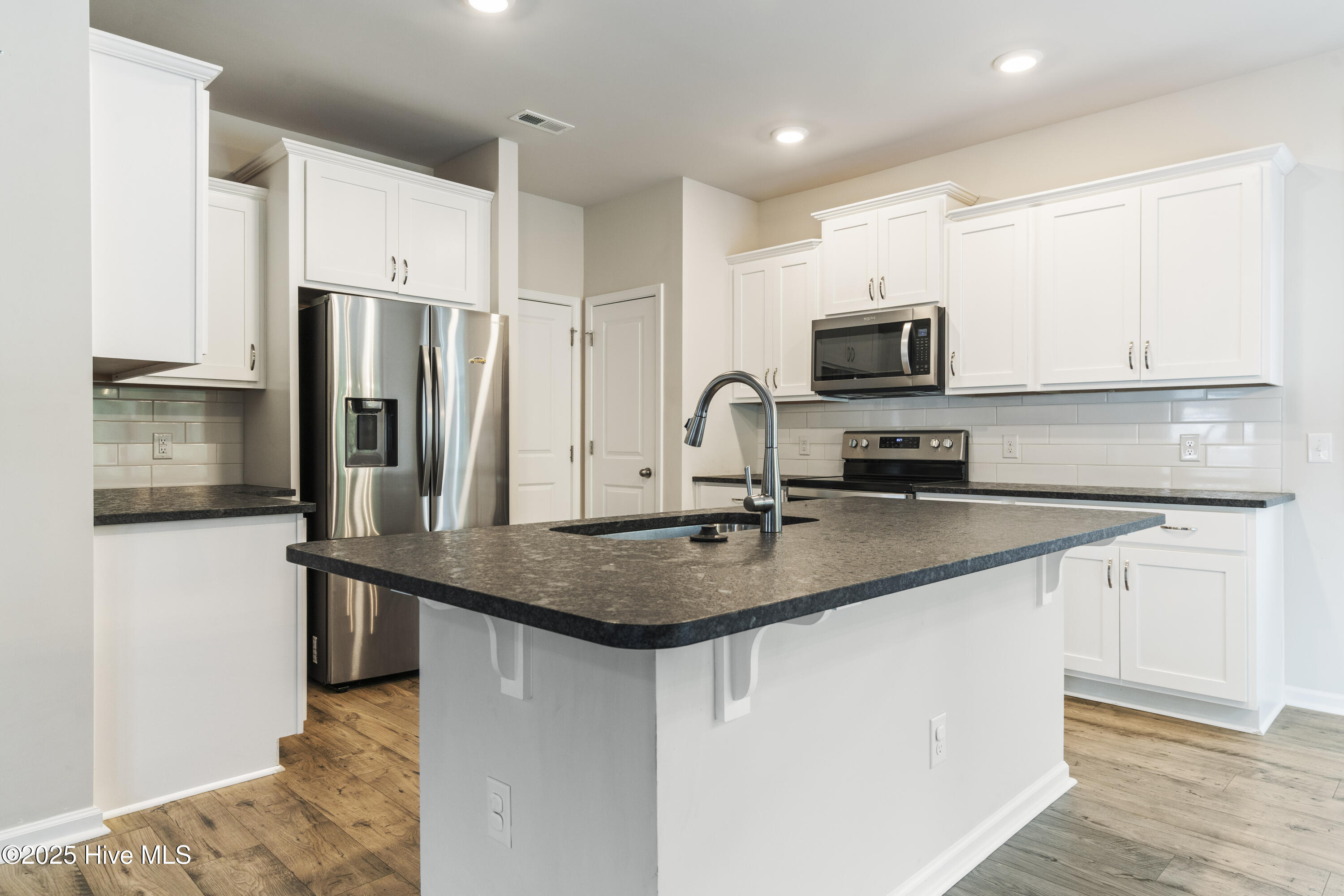 100516563 | Photo 14