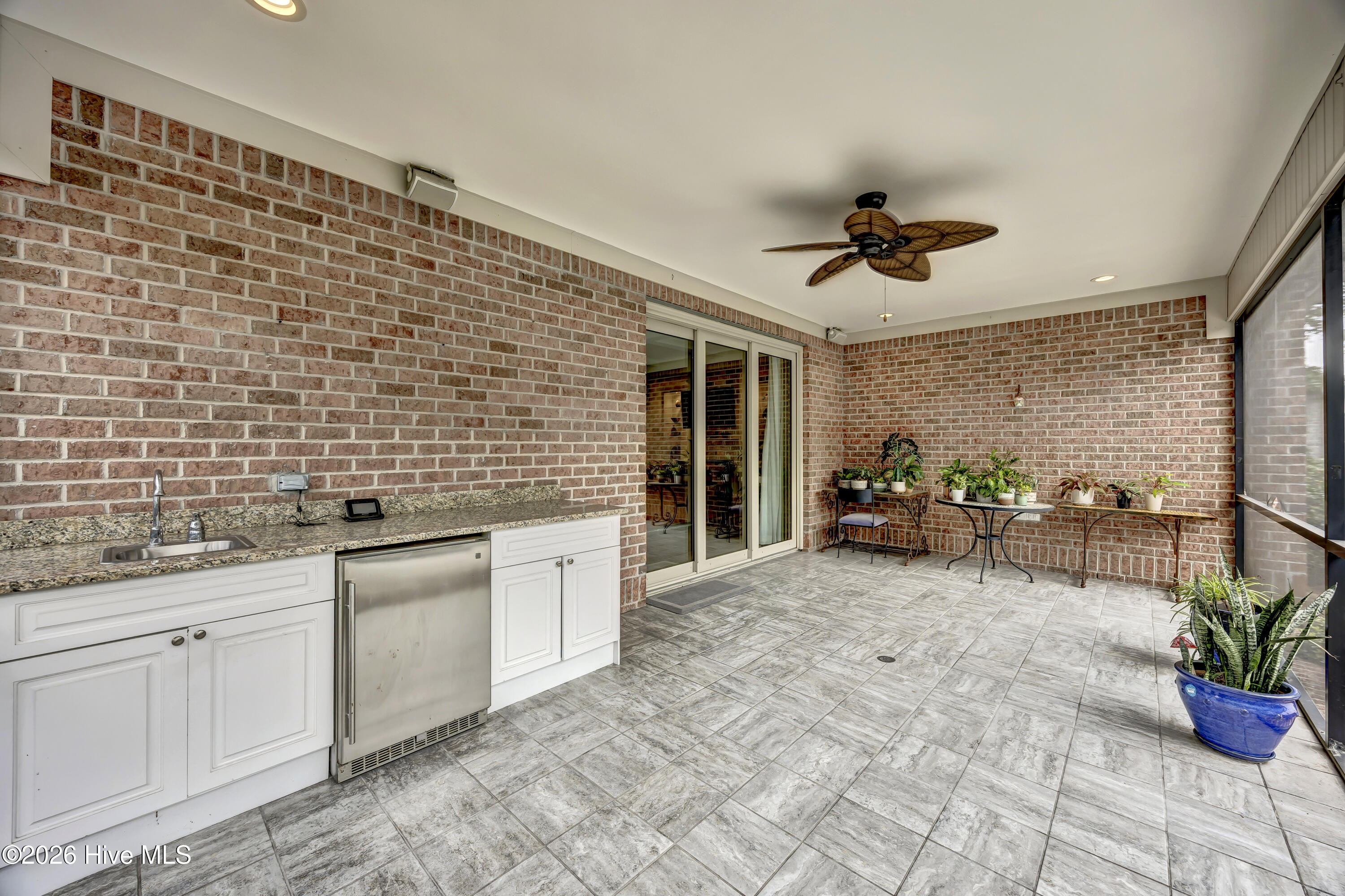 100555264 | Photo 40