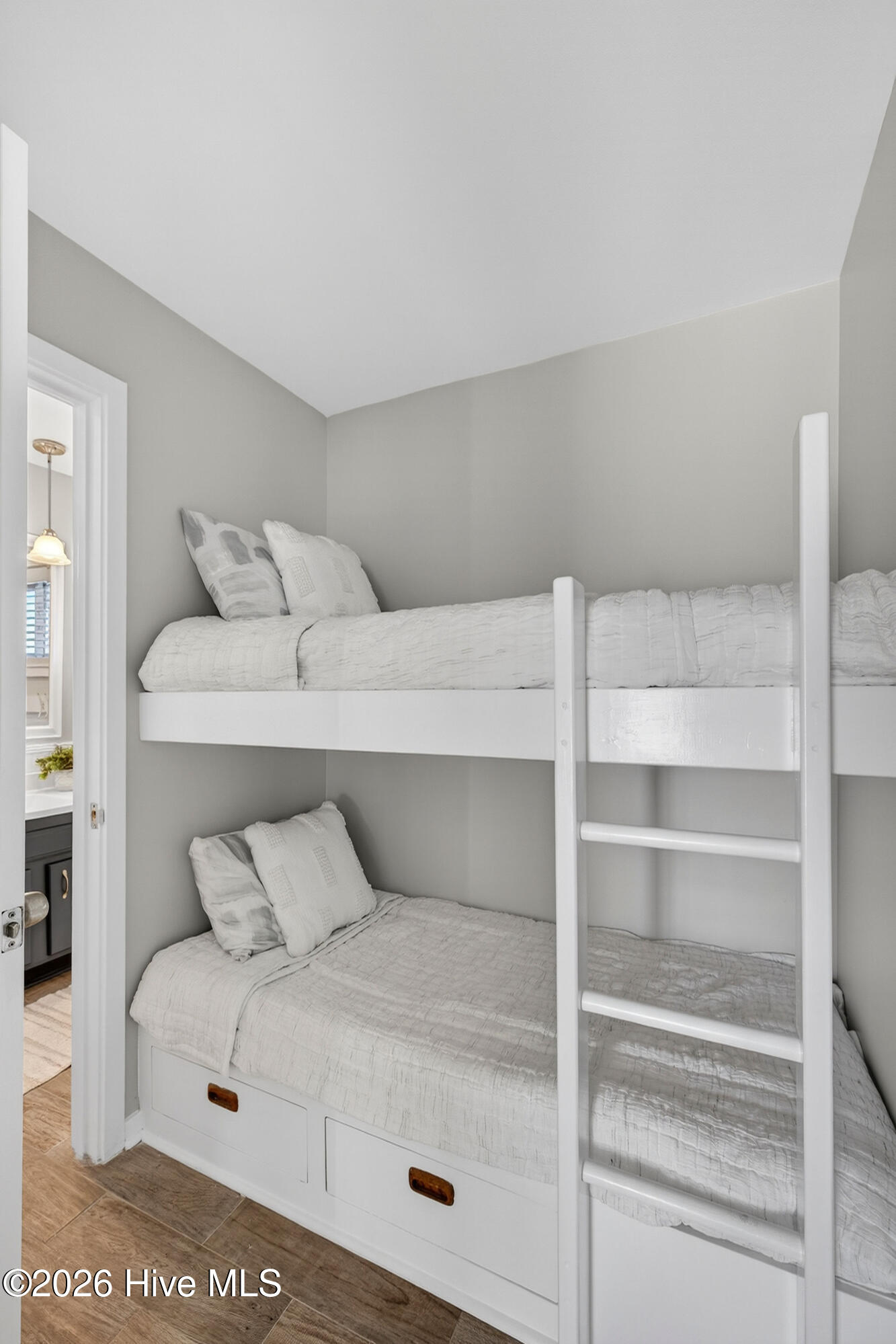 100554863 | Photo 23