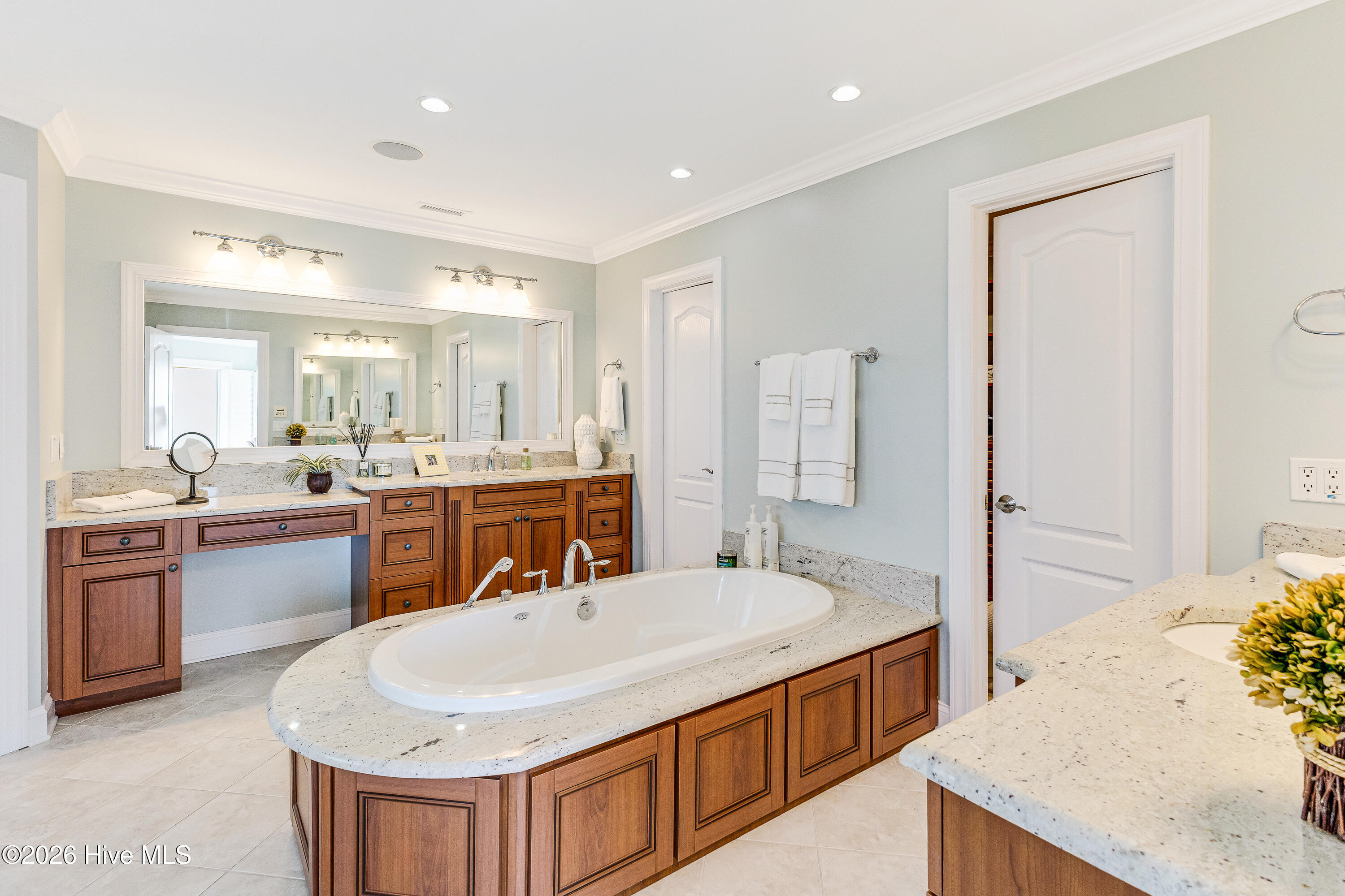 100567897 | Photo 52