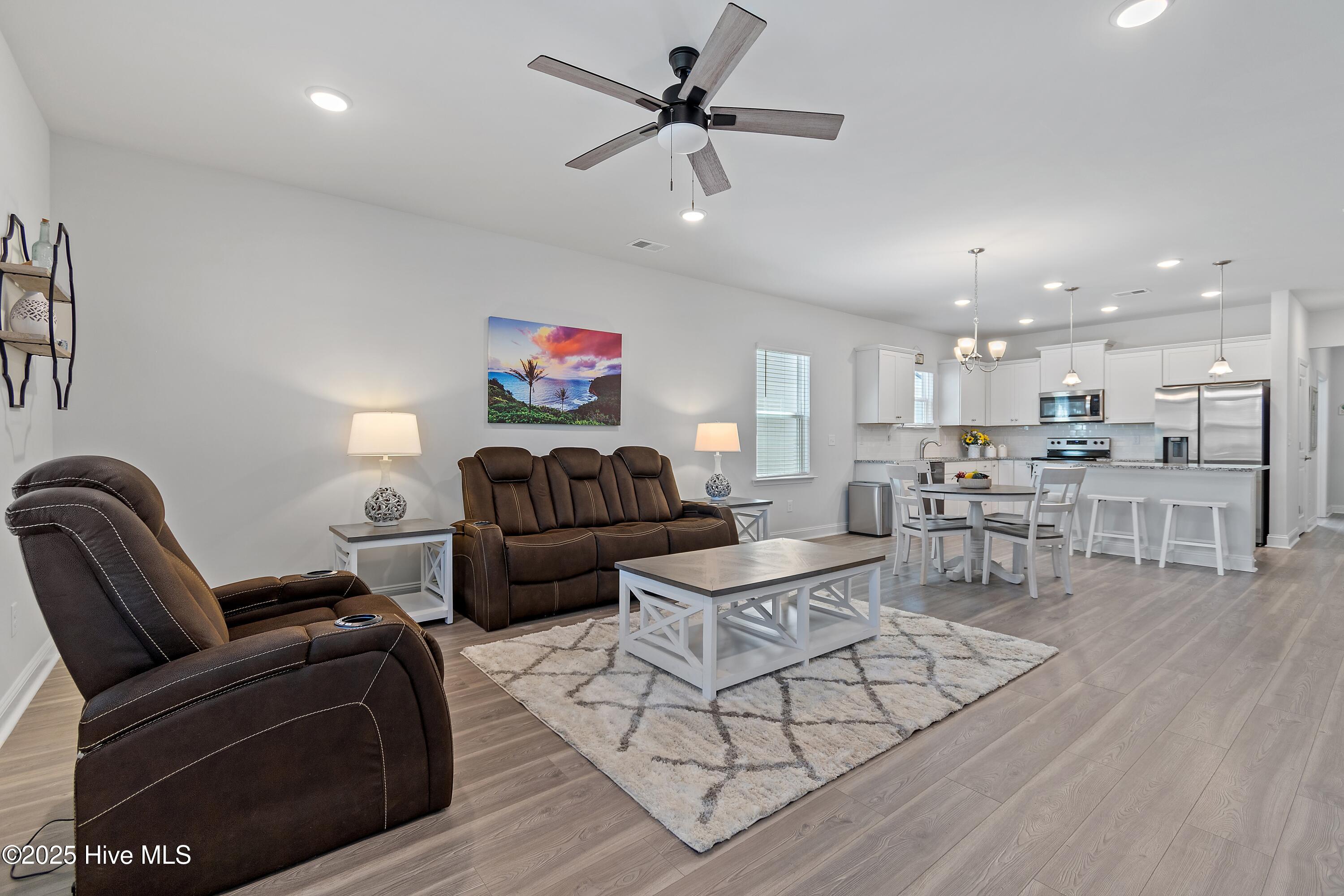 100532742 | Photo 11