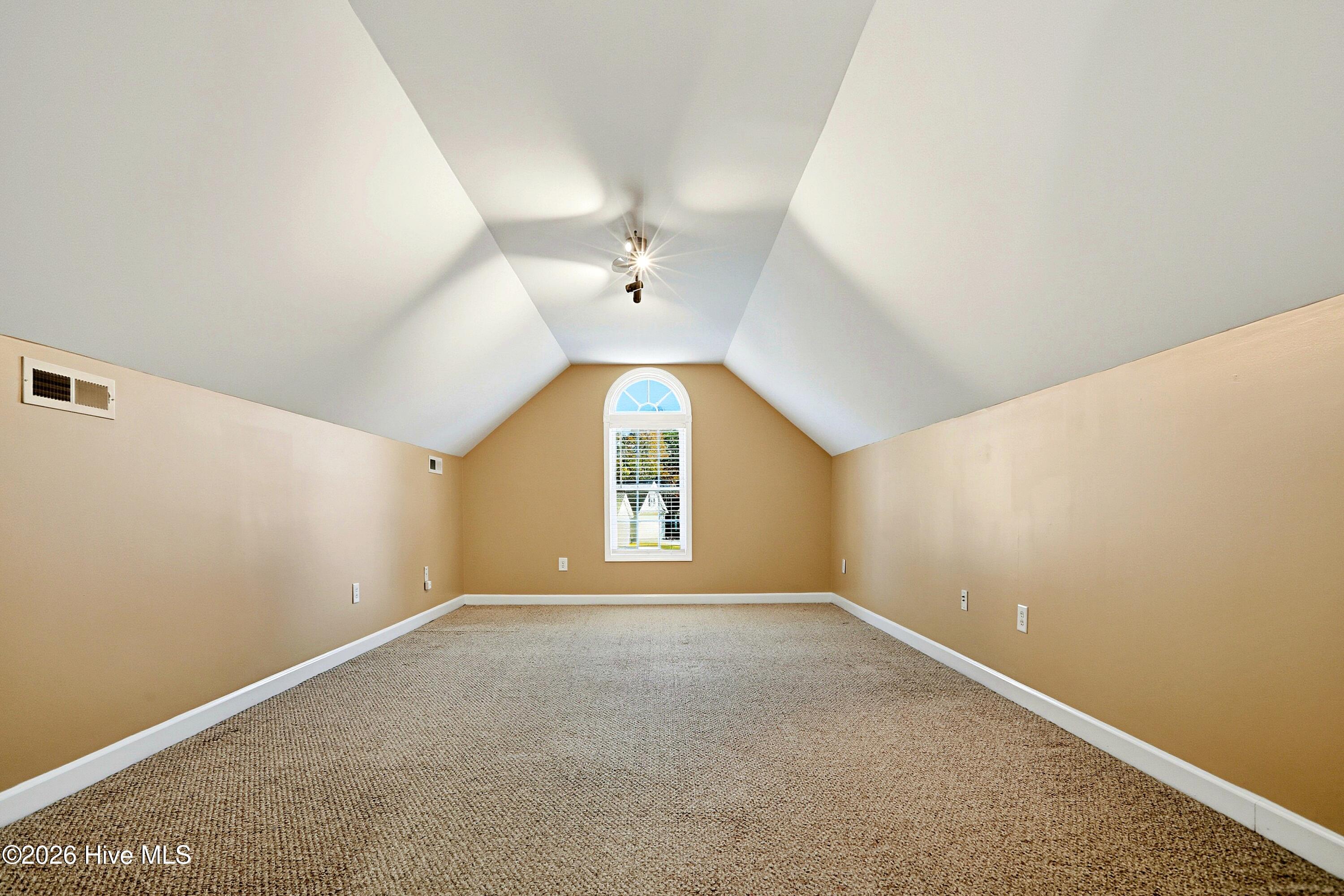 100549183 | Photo 20