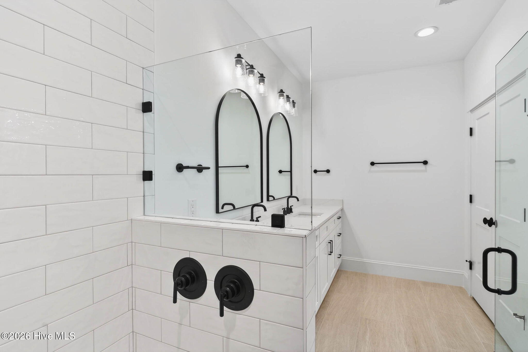 100558704 | Photo 37