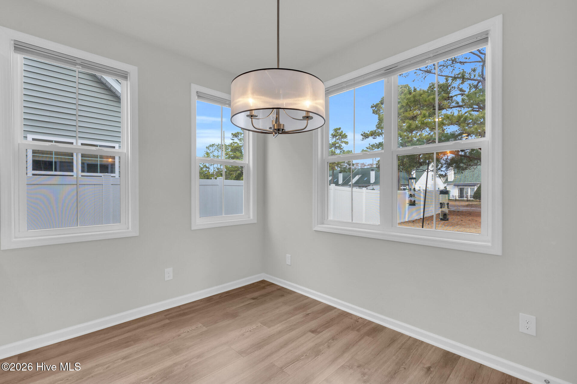 100549355 | Photo 11