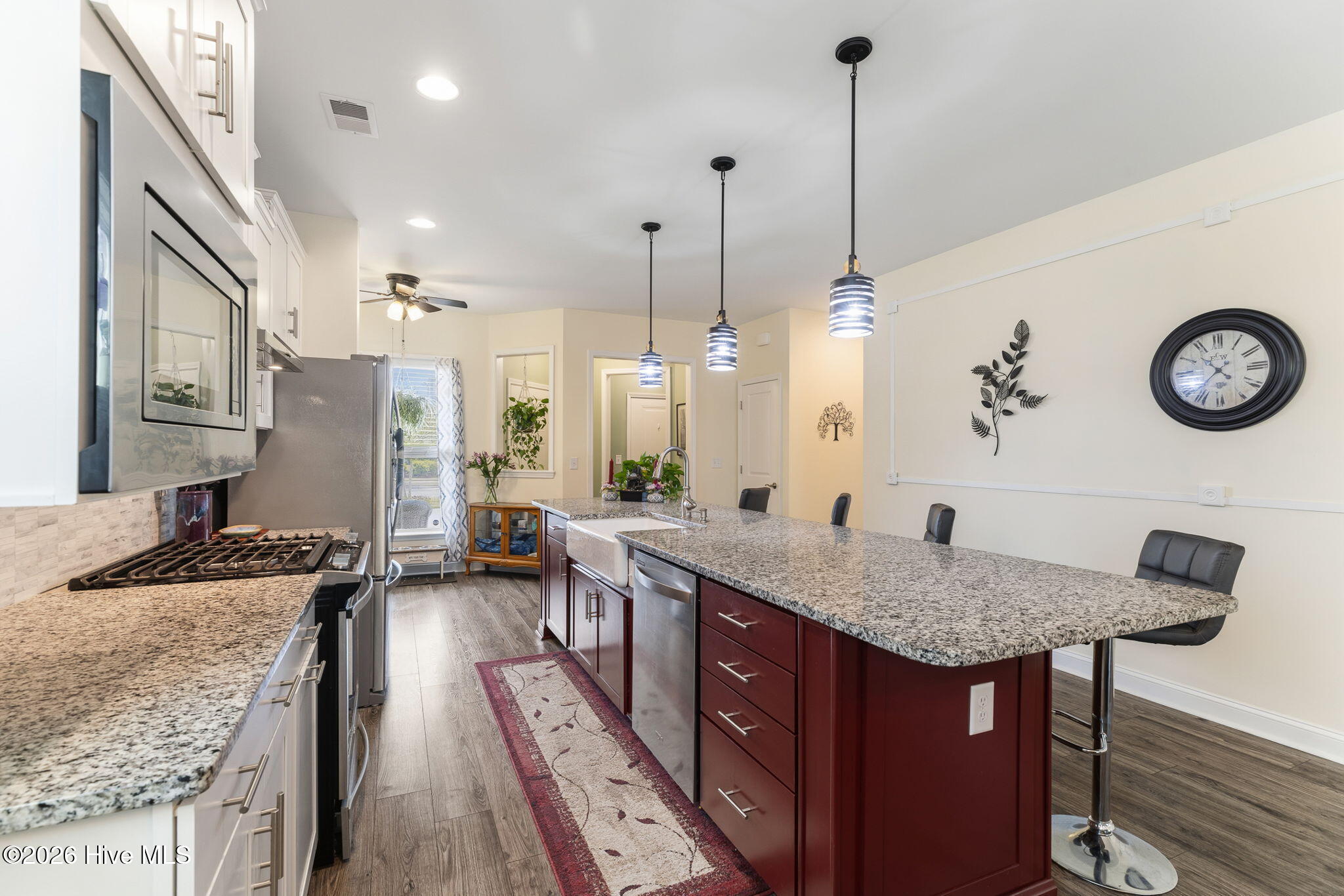 100565858 | Photo 15