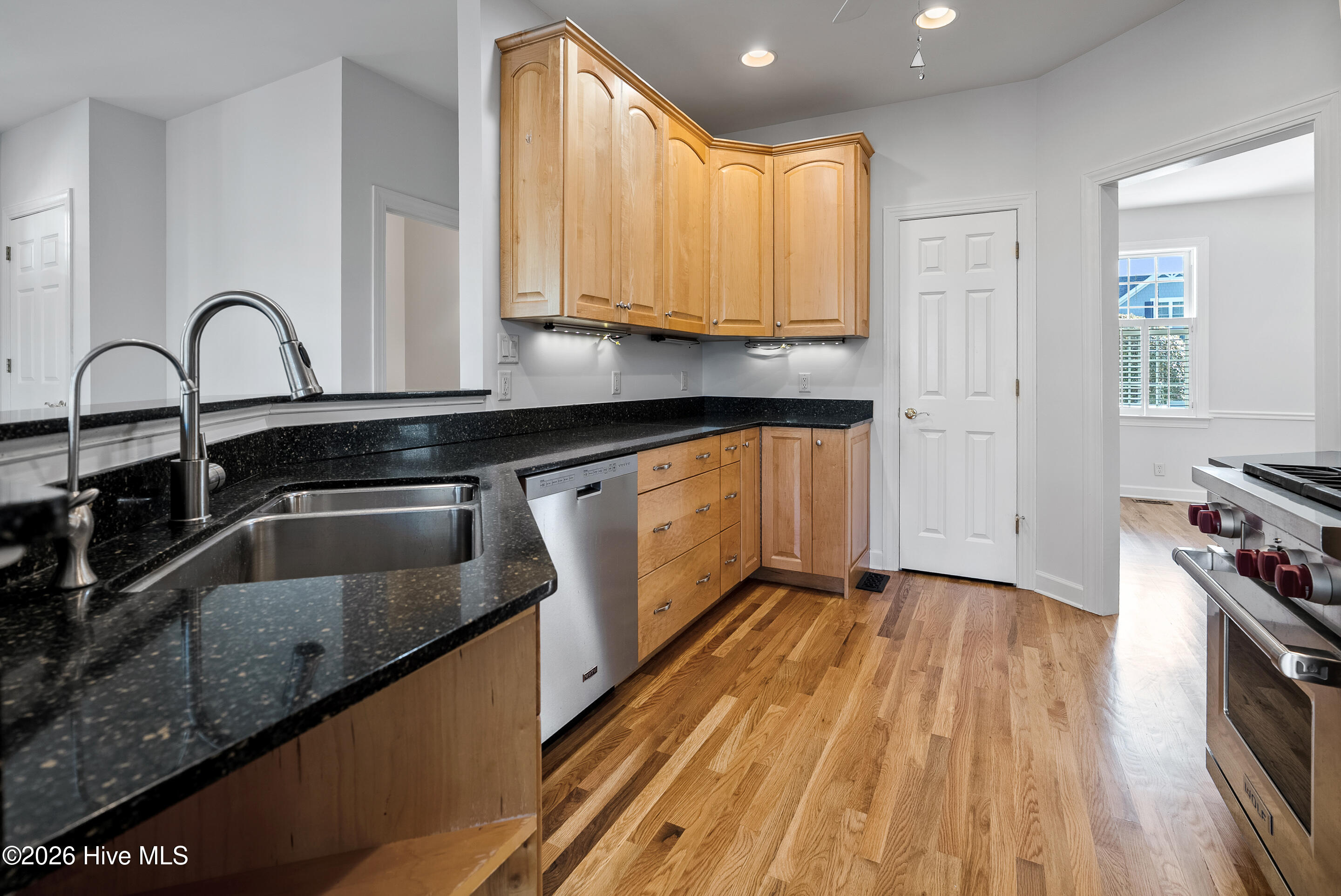 100558989 | Photo 16