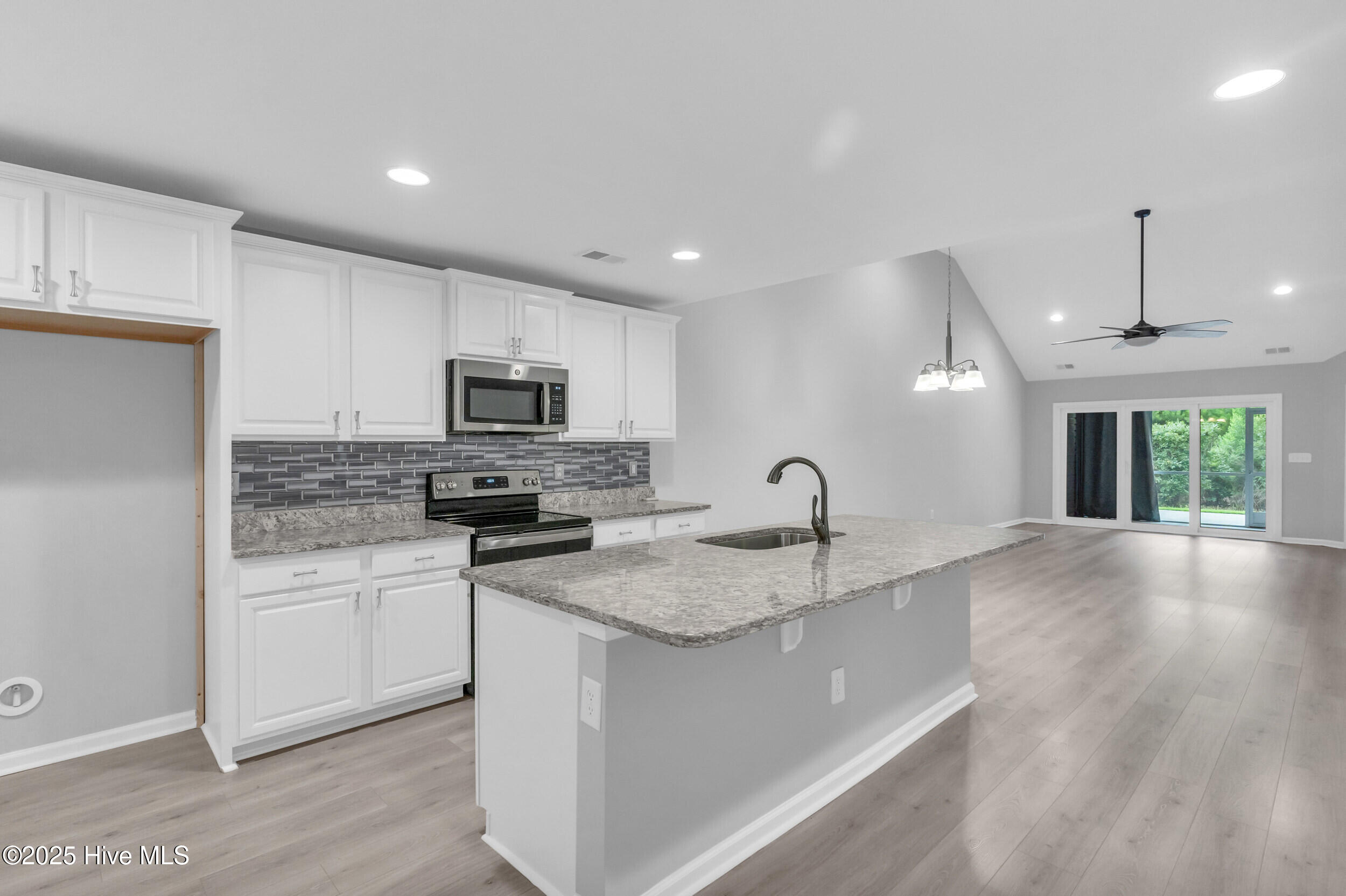 100514304 | Photo 11