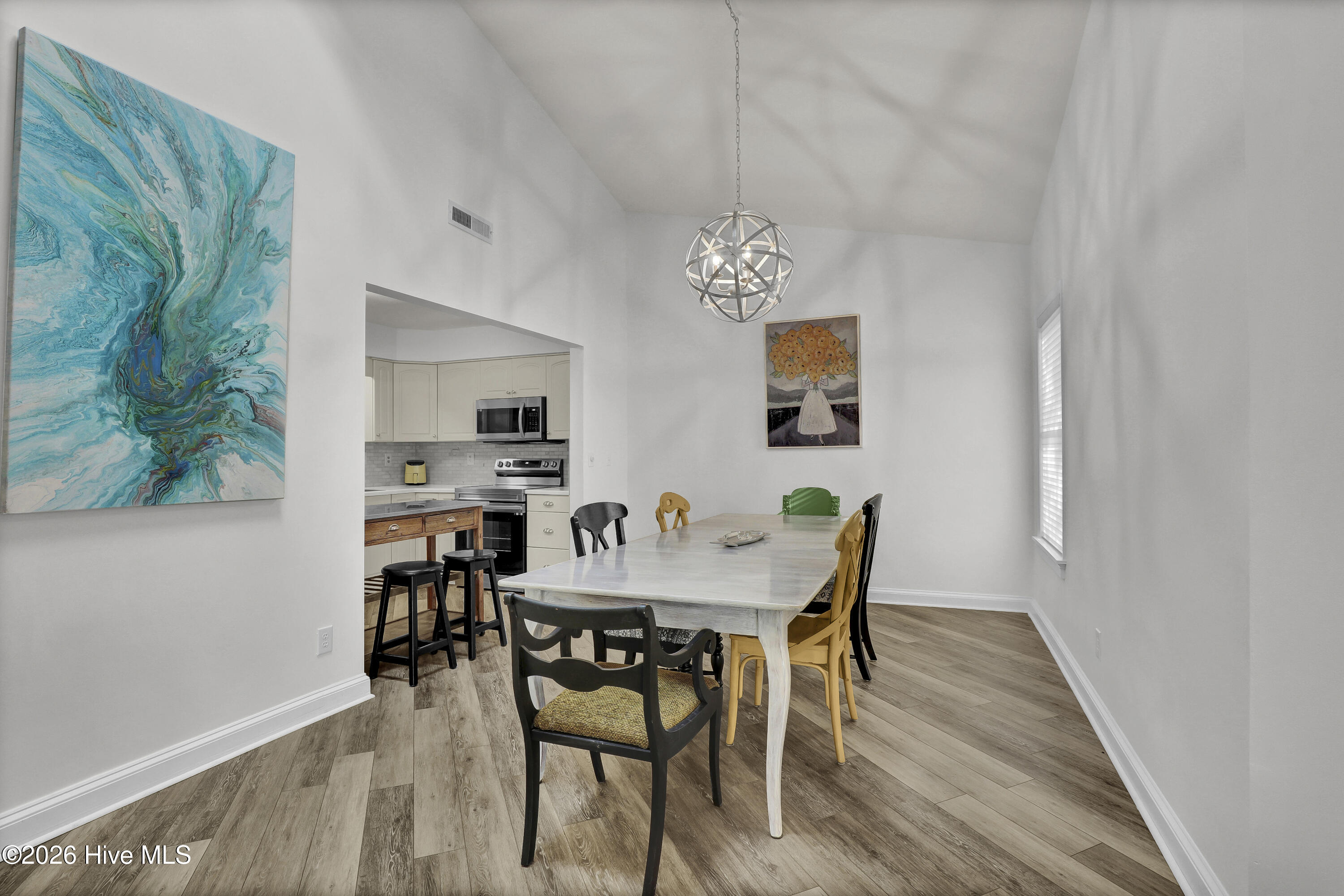 100549280 | Photo 13