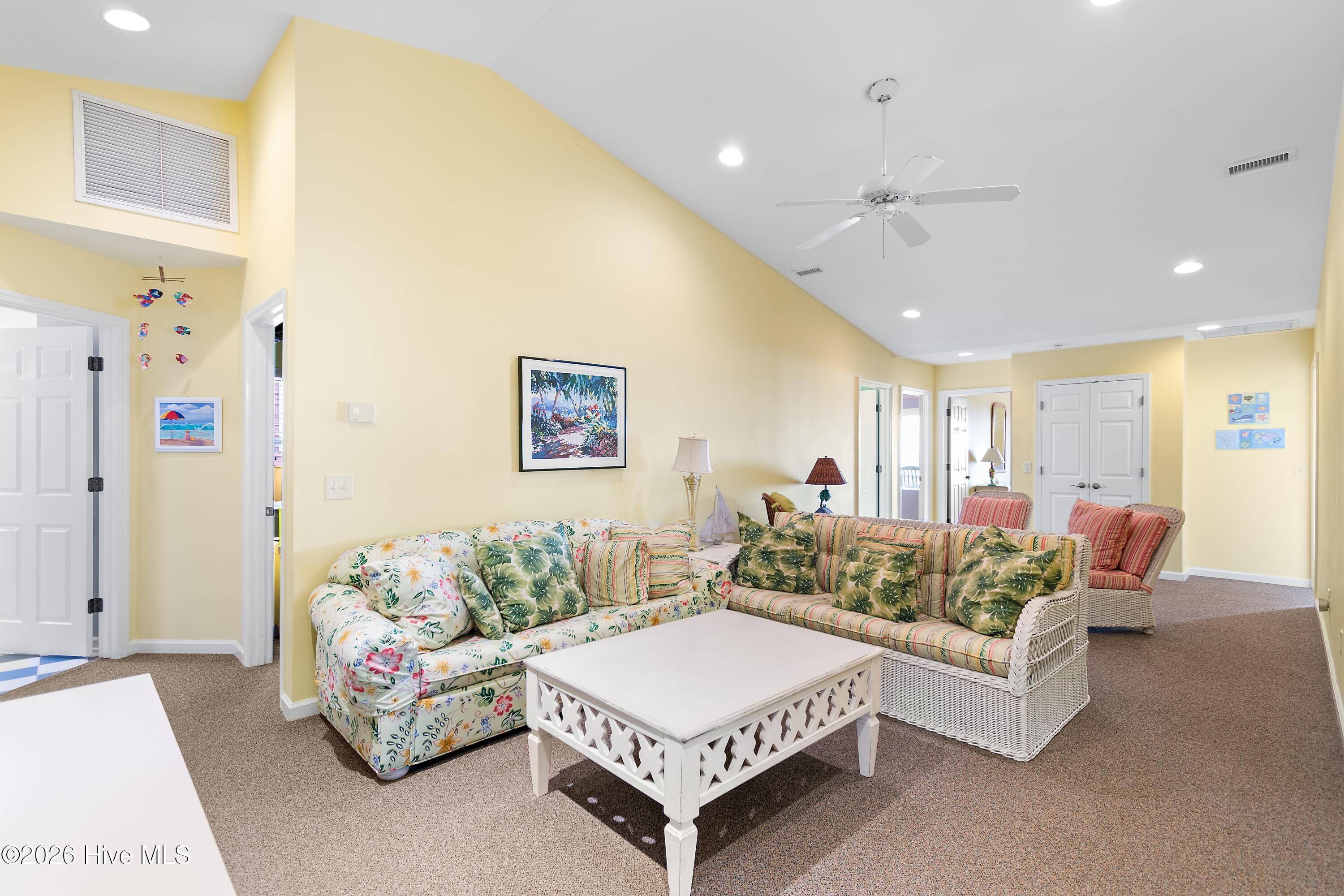 100548422 | Photo 38