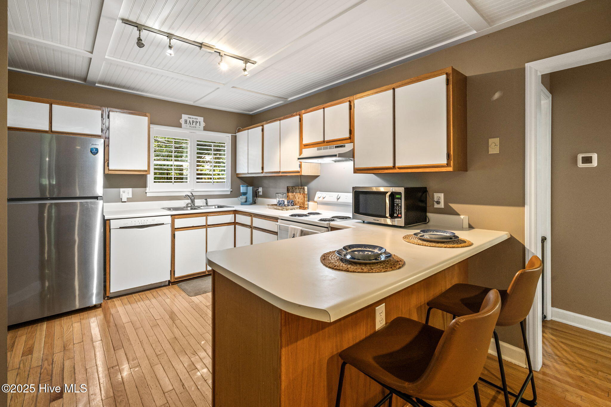 410 Forest Park Road 102, Wilmington, NC 28409 – photo 8: 7-web-or-mls-kitchen
