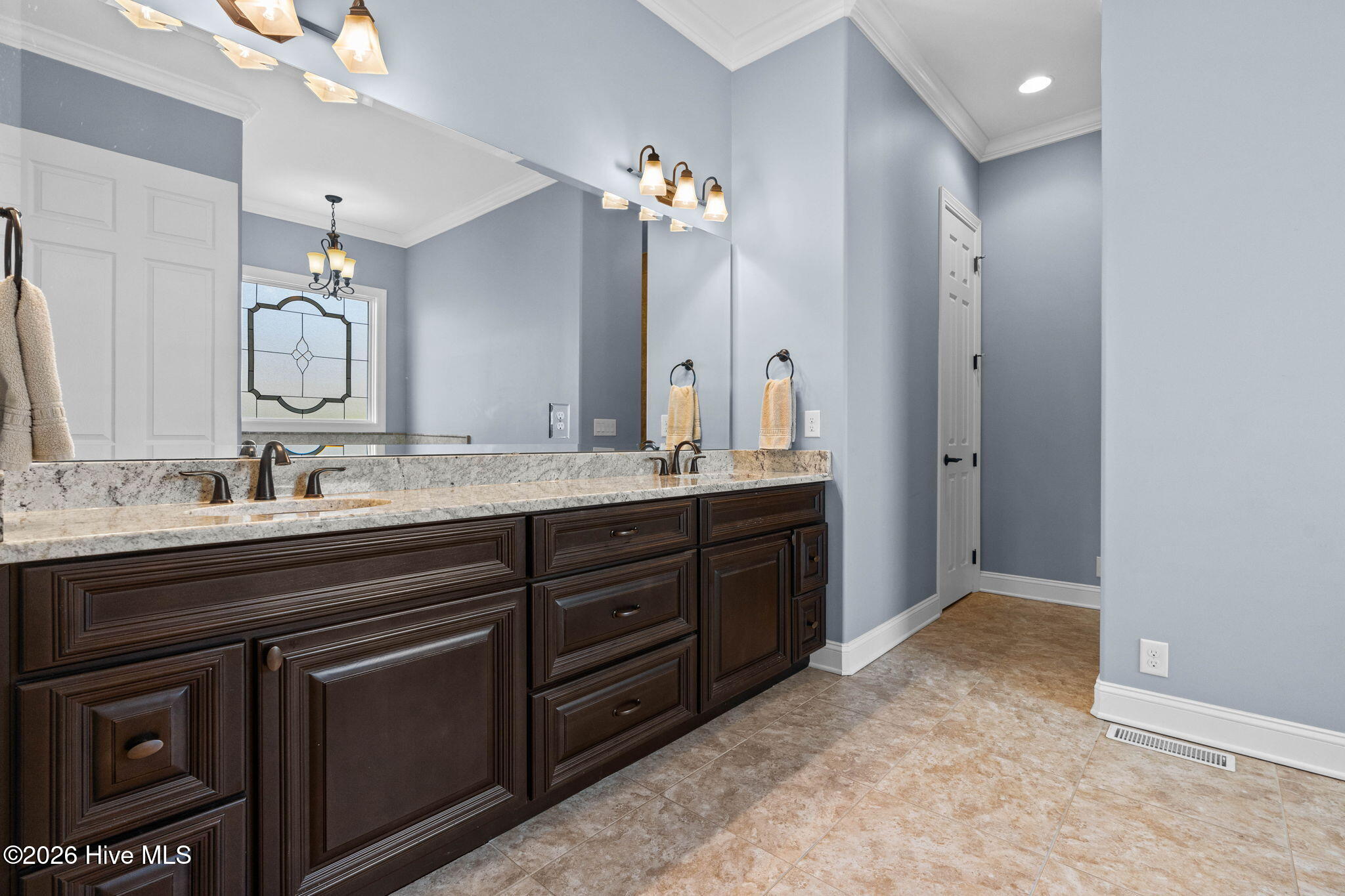 100553770 | Photo 26