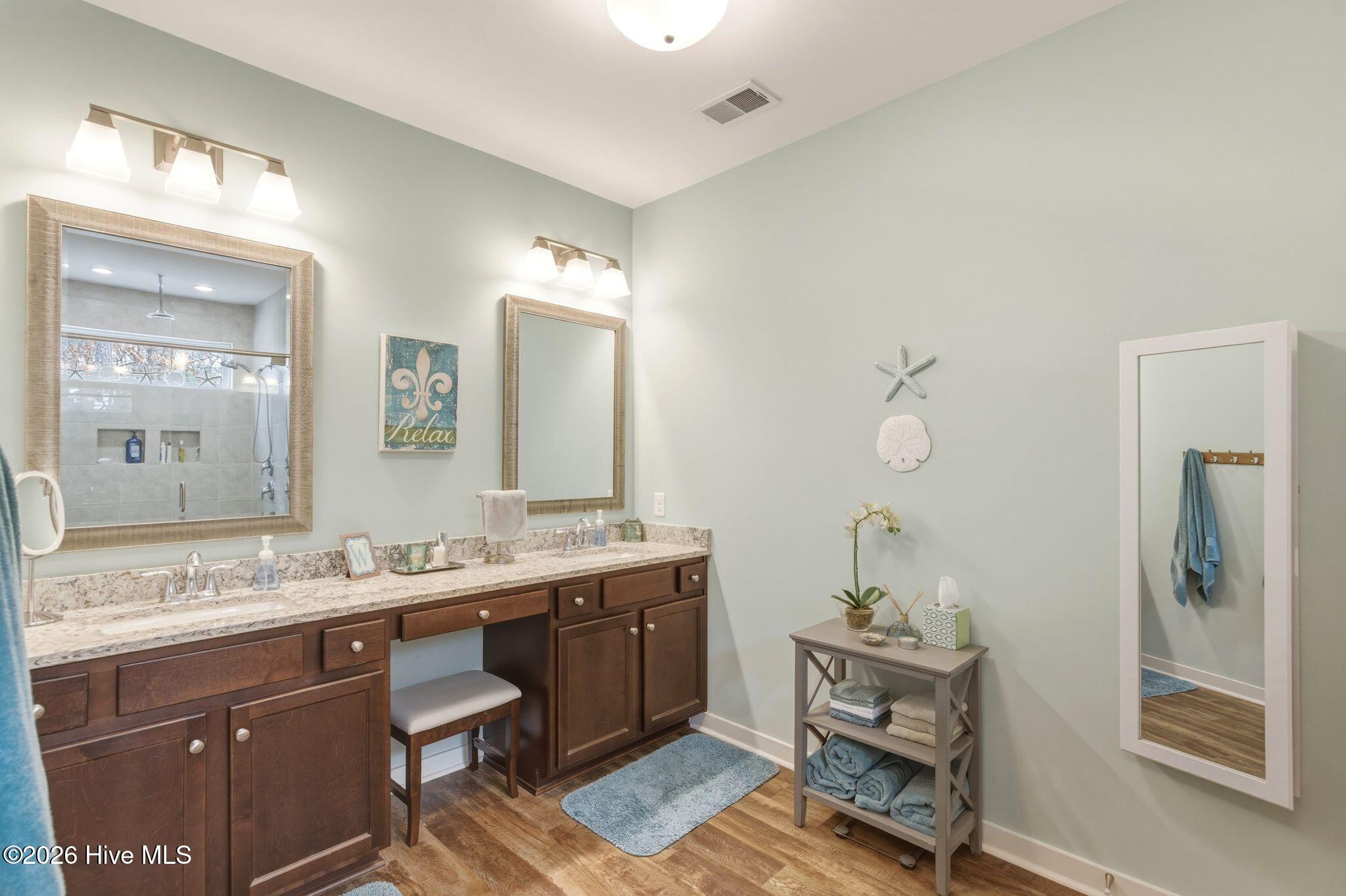 100560702 | Photo 50