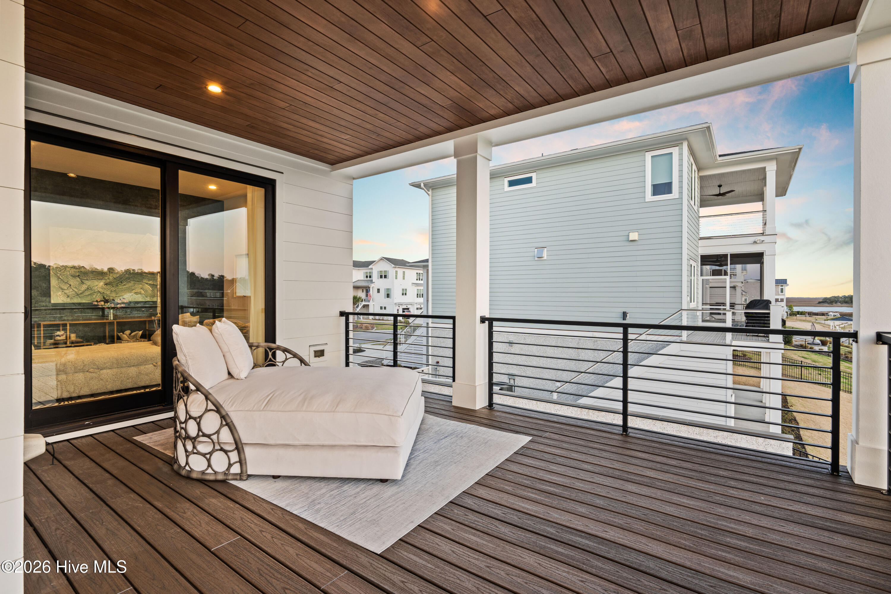 100567165 | Photo 42