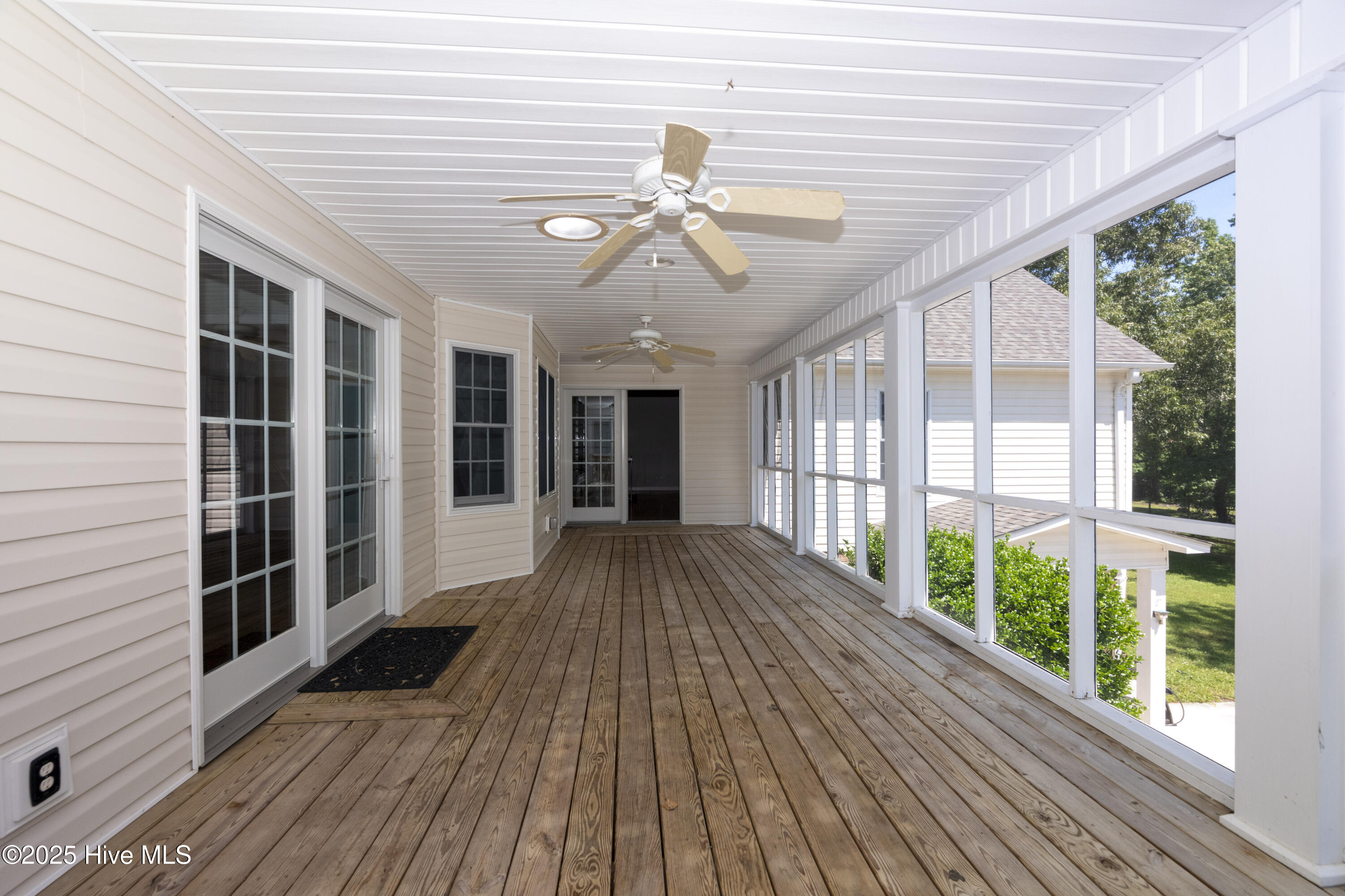 100543665 | Photo 35