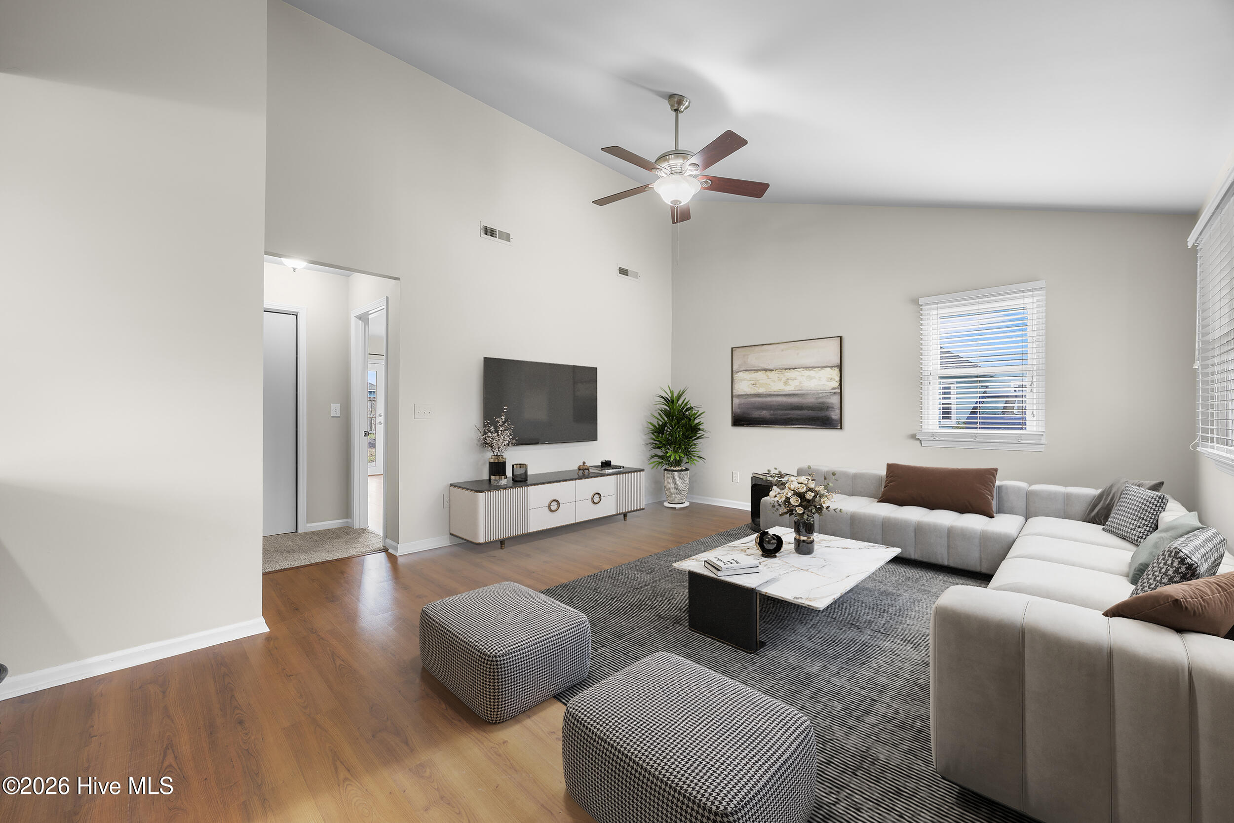 100560305 | Photo 11