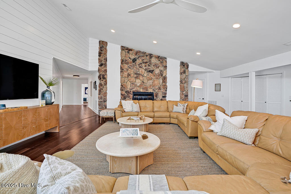 100508979 | Photo 15