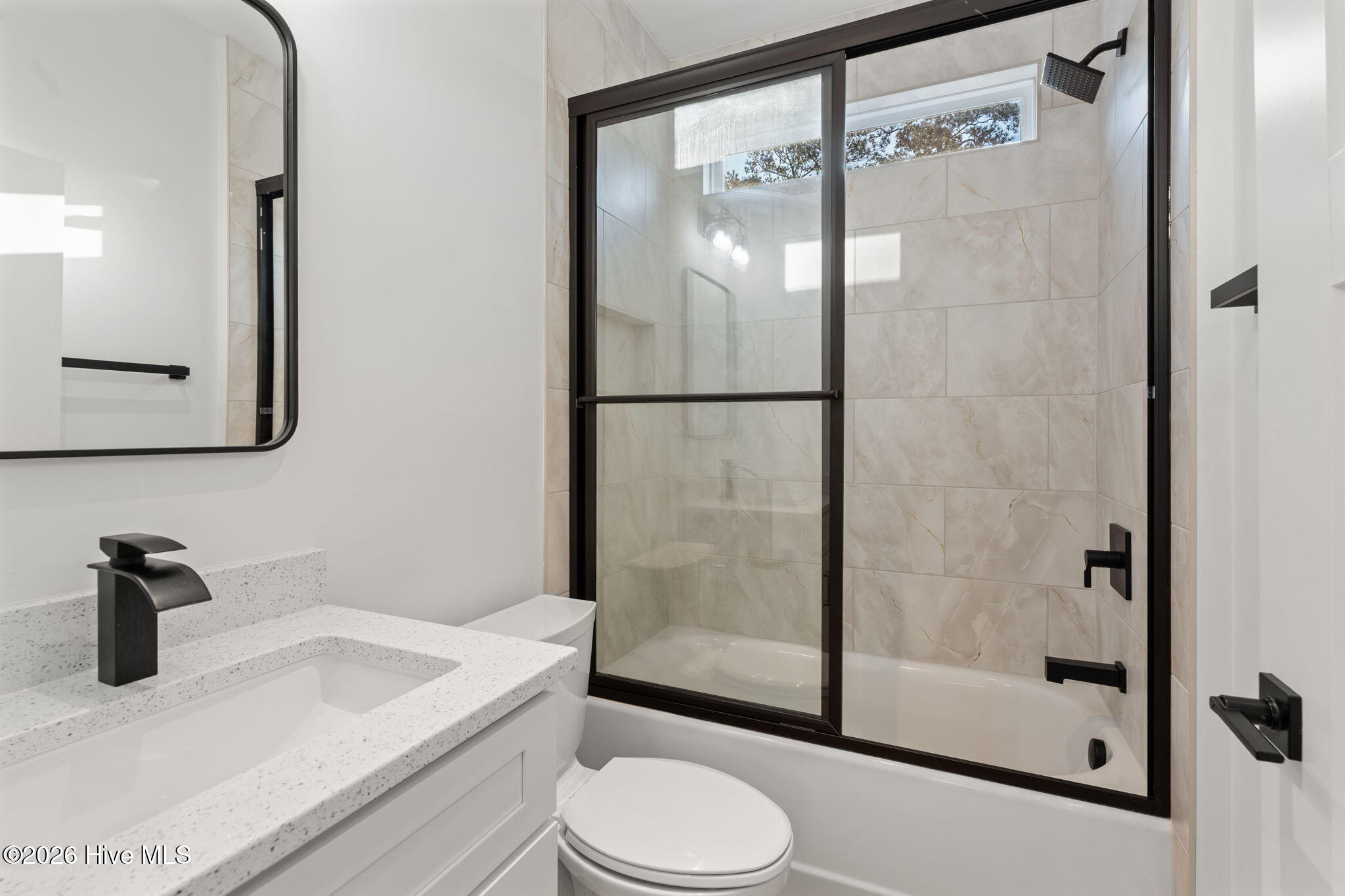 100562670 | Photo 23