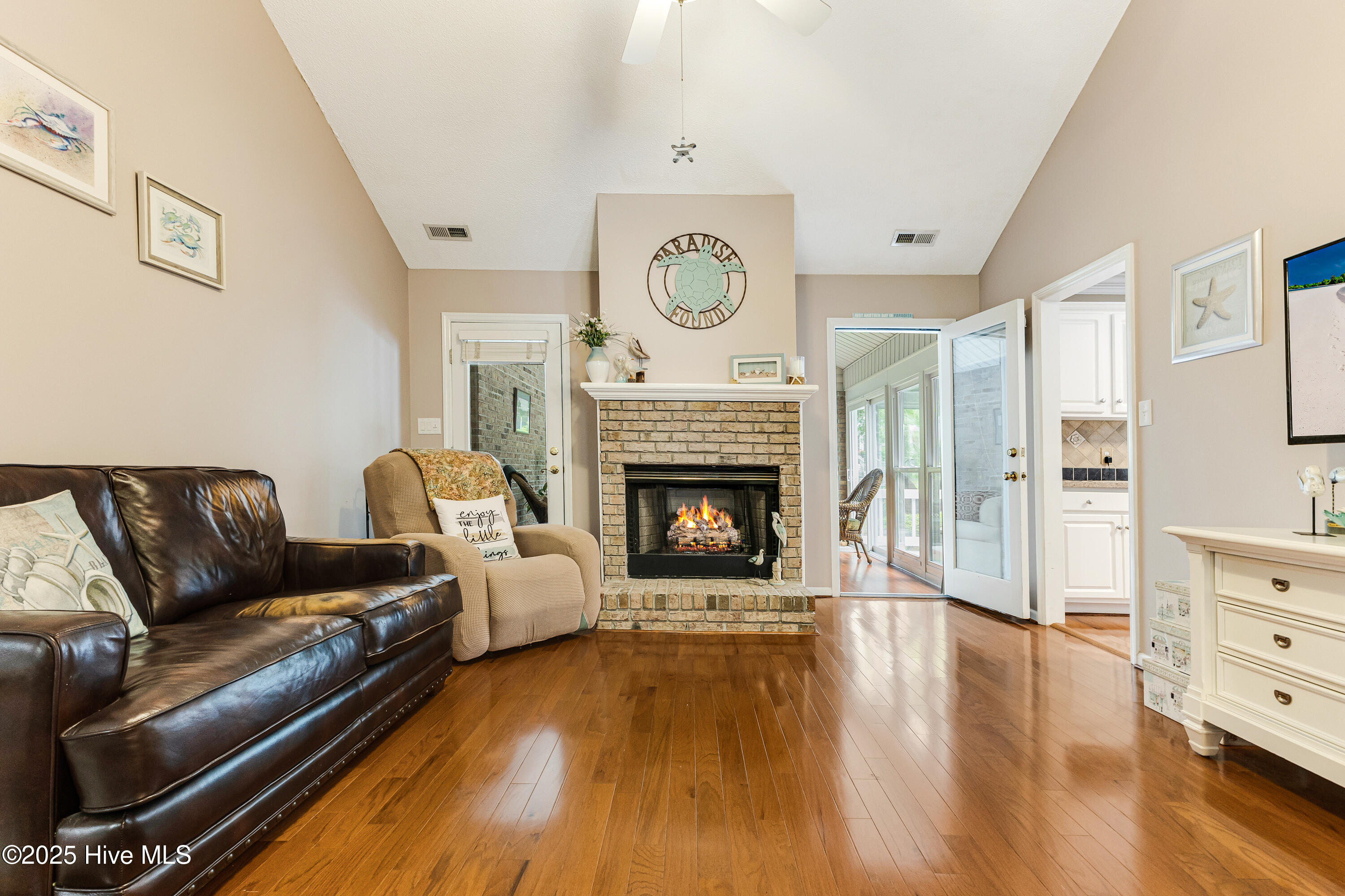 100508279 | Photo 12