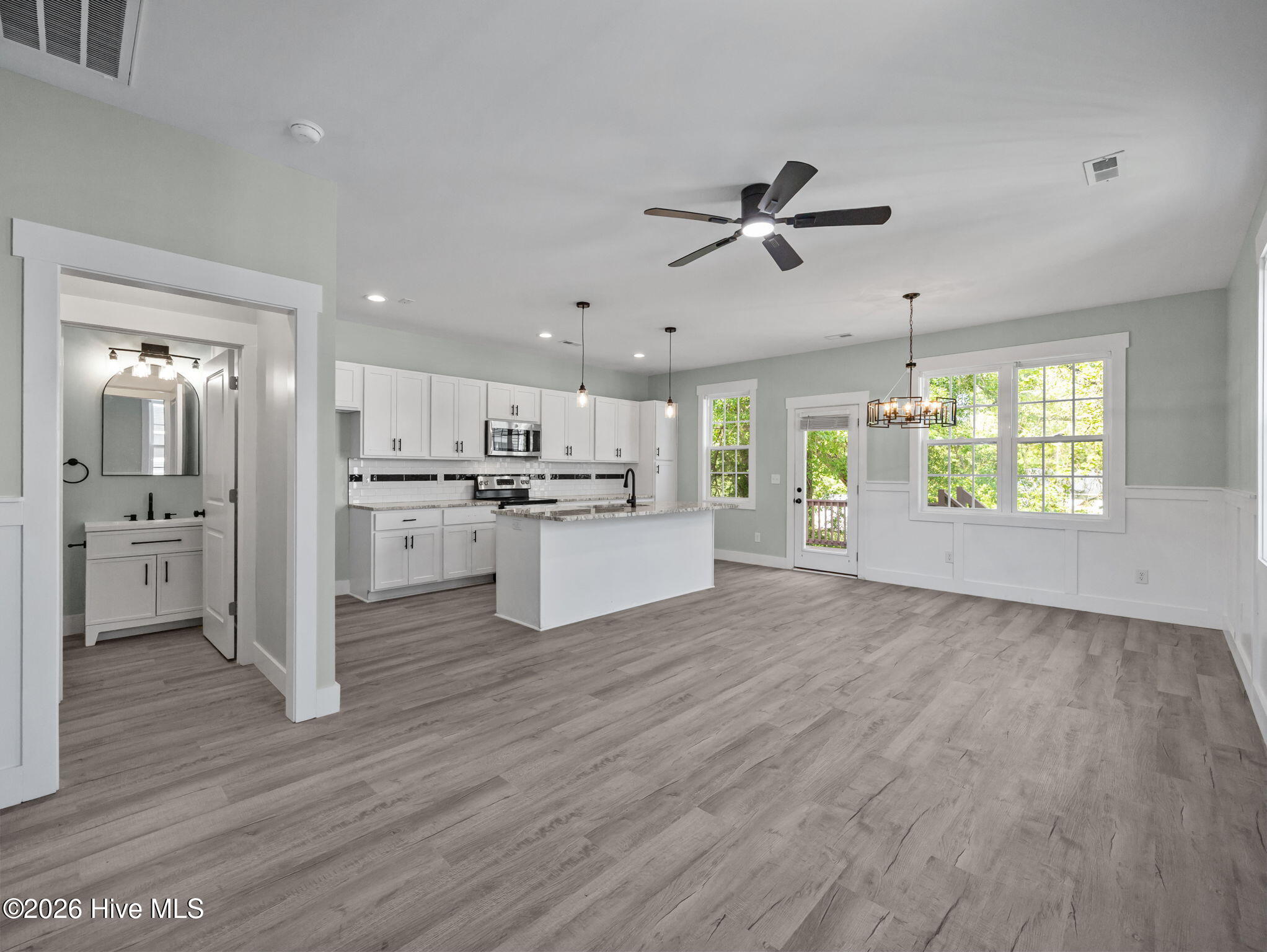 100566341 | Photo 23